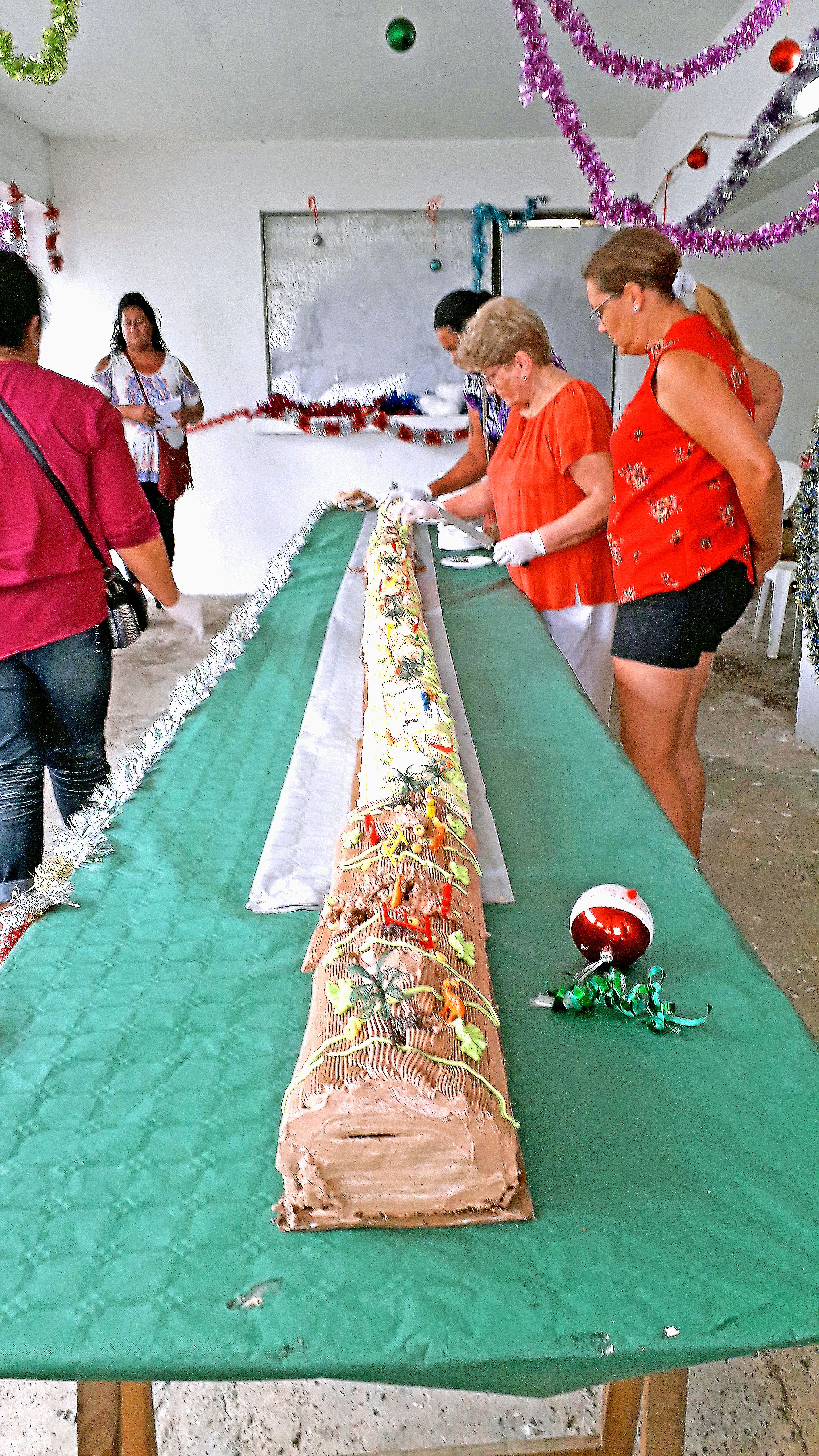 A 17 heures, tous les convives ont pu déguster une bûche.  La pâtisserie a eu du succès grâce au concours des bénévoles.
