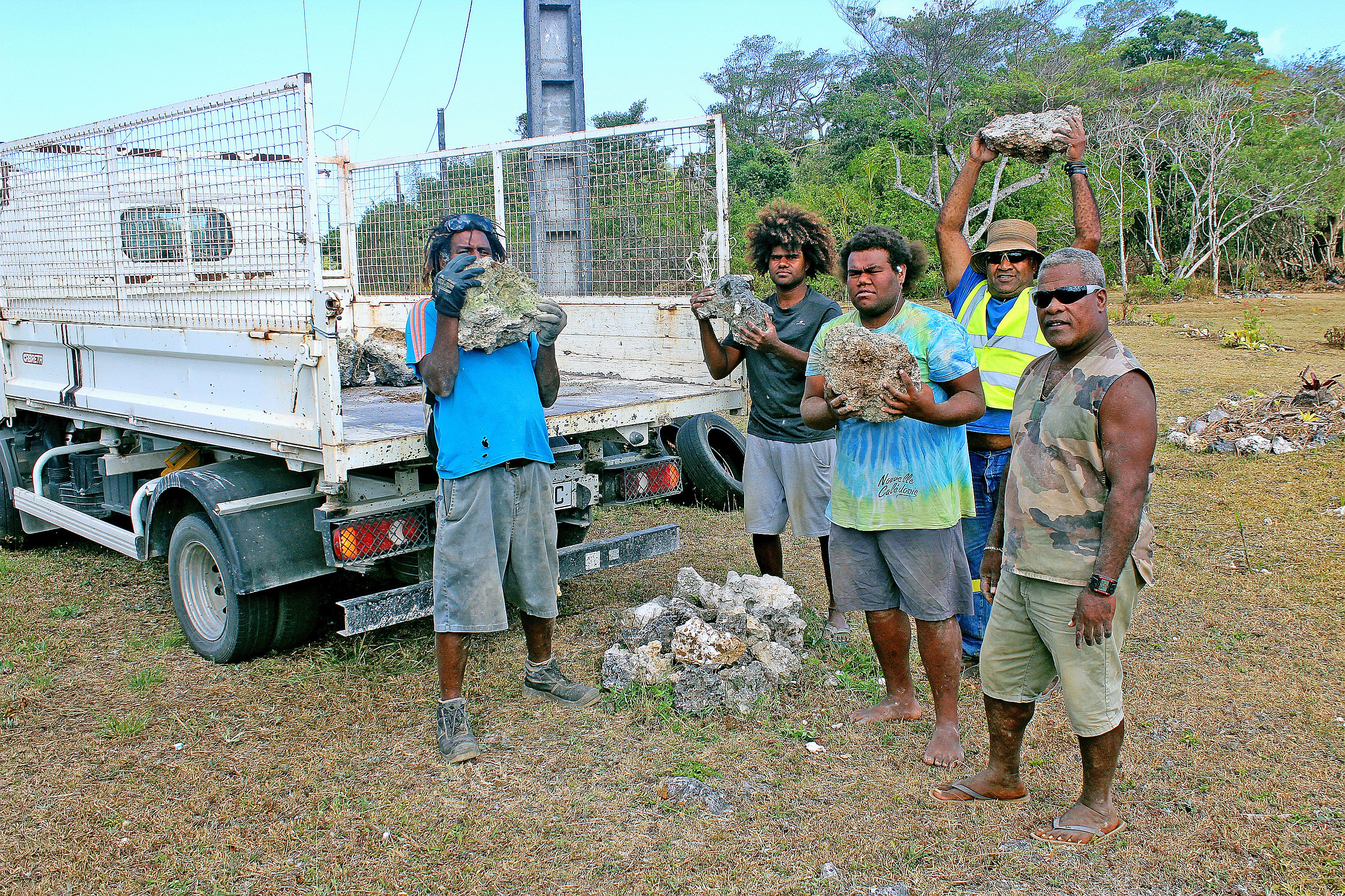Les bâtisseurs de la séparation en pierres étaient bien organisés, le diacre Melas, et certains jeunes, gèrent le ramassage des grosses pierres aux alentours de la tribu.