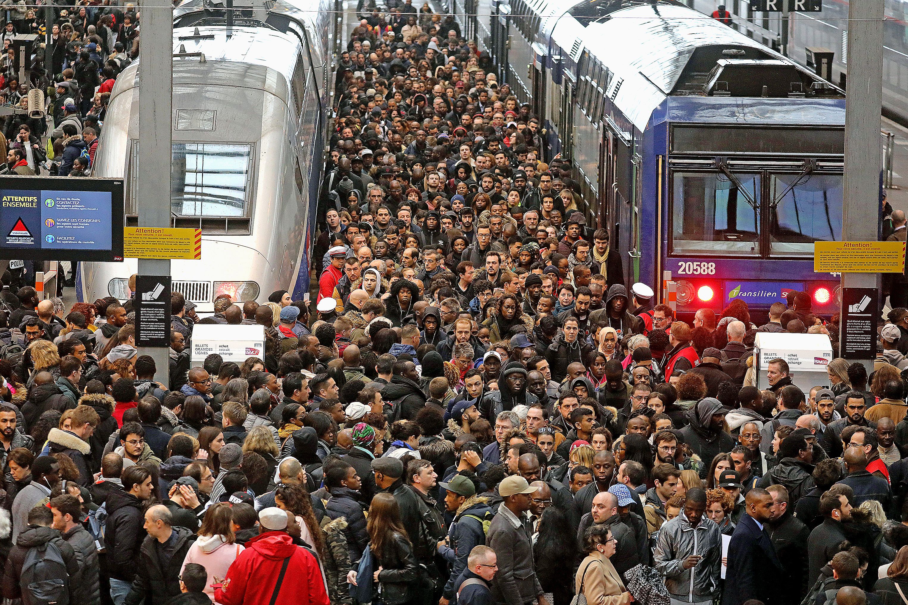 Le président de la République est resté quasiment muet sur le conflit, laissant Edouard Philippe « aller au charbon ».Photo AFP