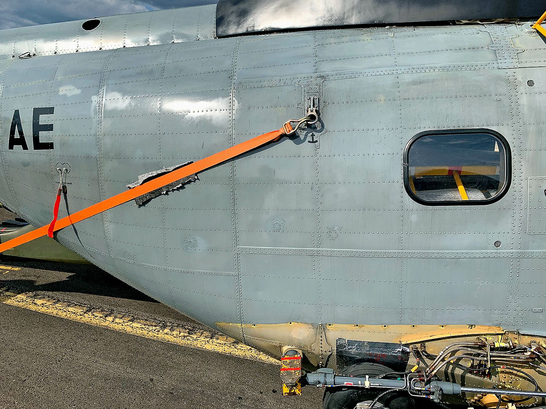 Le Puma 1306 est un des hélicoptères ayant servi lors de la prise d’otages d’Ouvéa en 1988.  Les réparations des tirs que l’appareil a essuyés à cette époque sont encore visibles  sur sa carlingue. Ces marques font de l’engin un témoin silencieux de l’his