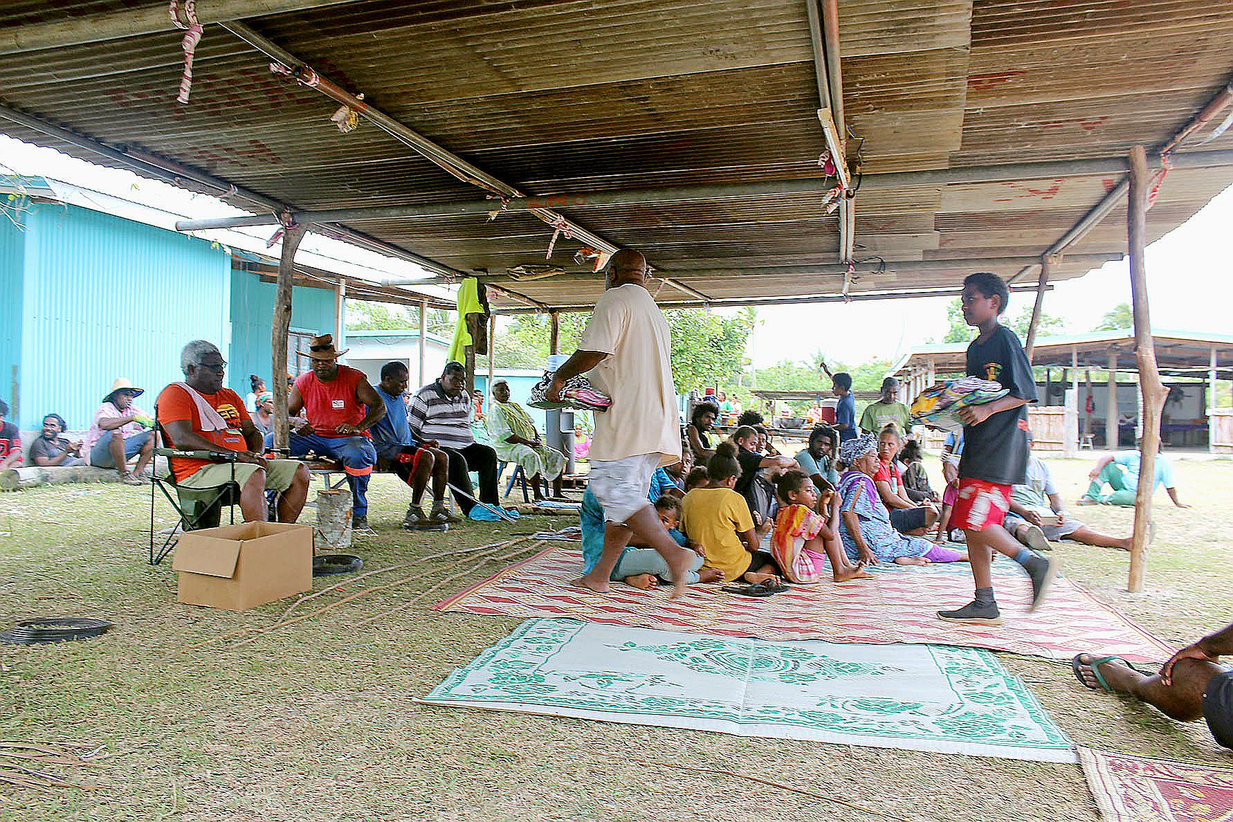 A chaque étape importante de la construction de la case, les familles Toa et Macané, du clan Tupaissi, ont mené à bien leur rôle pour la bonne marche du travail.
