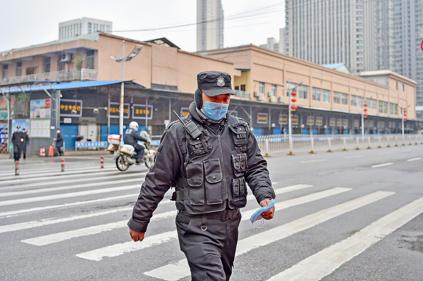 Il y avait très peu de monde hier dans les rues de Wuhan.Photo AFP