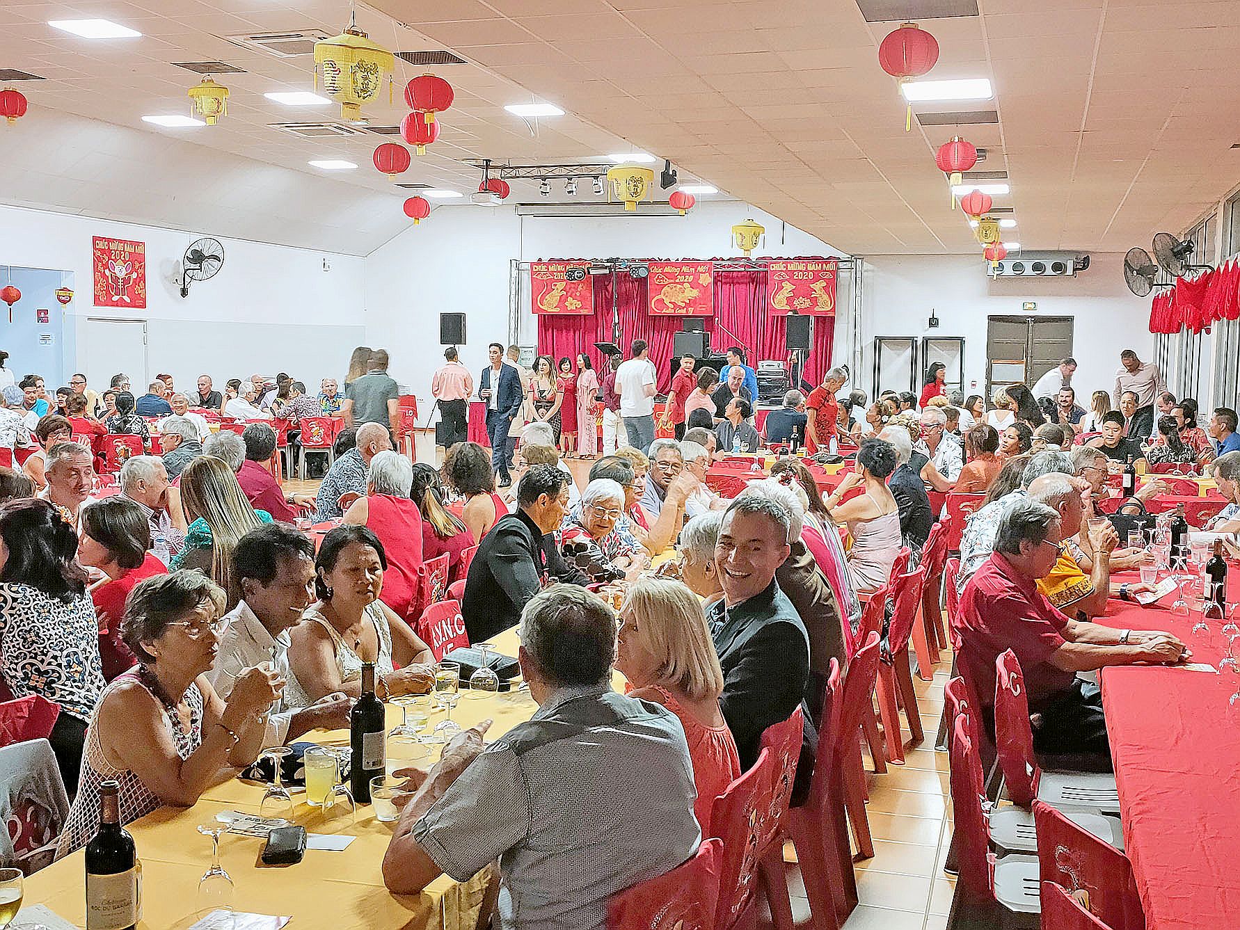 Plus de 400 personnes, issues de toutes les communautés, ont participé au réveillon à l’Amicale vietnamienne. « La plupart des gens qui viennent ici le font pour notre cuisine mais aussi pour nos danses traditionnelles », confie Annie Gazengel, la profess