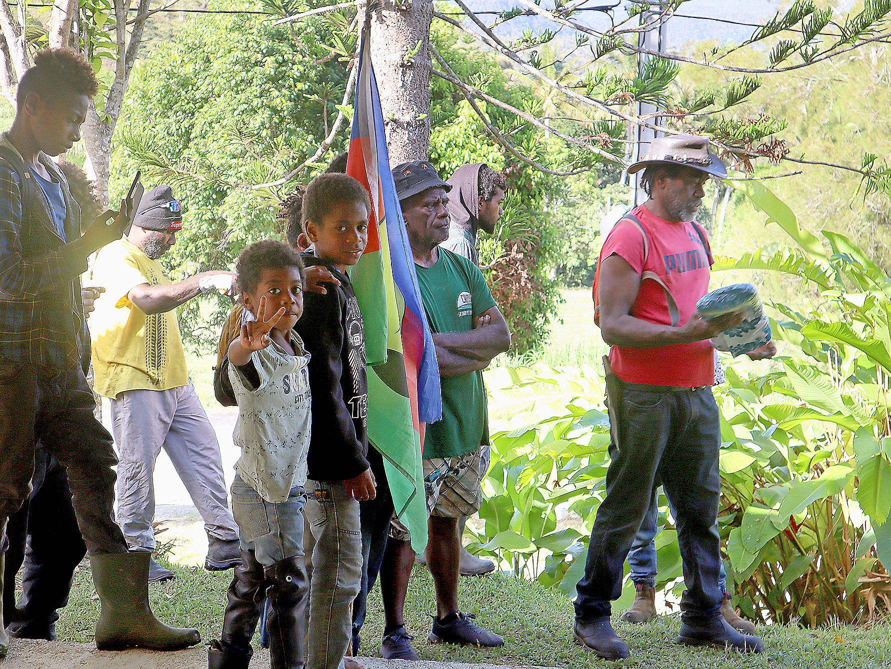 Présentation de la coutume d’au revoir à la famille qui les a accueillis à Coula. Chaque séjour en tribu est l’occasion de rappeler les liens coutumiers et de faire vivre sa culture.