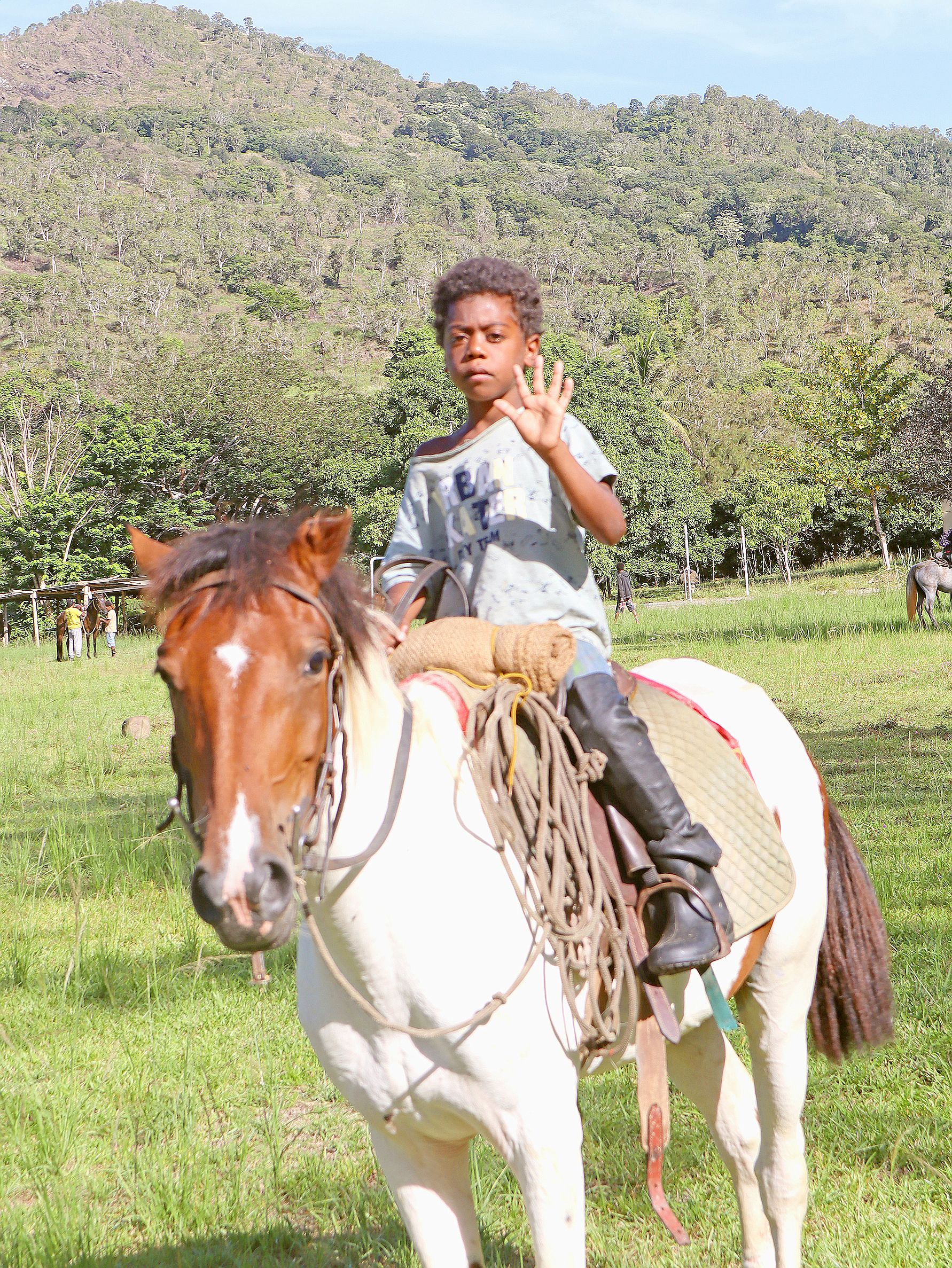 Evraim, la mascotte du camp. Il a 6 ans et il monte à cheval depuis qu’il a 5 ans avec son grand-père Abel Euribéari, accompagnateur équestre et propriétaire des chevaux.