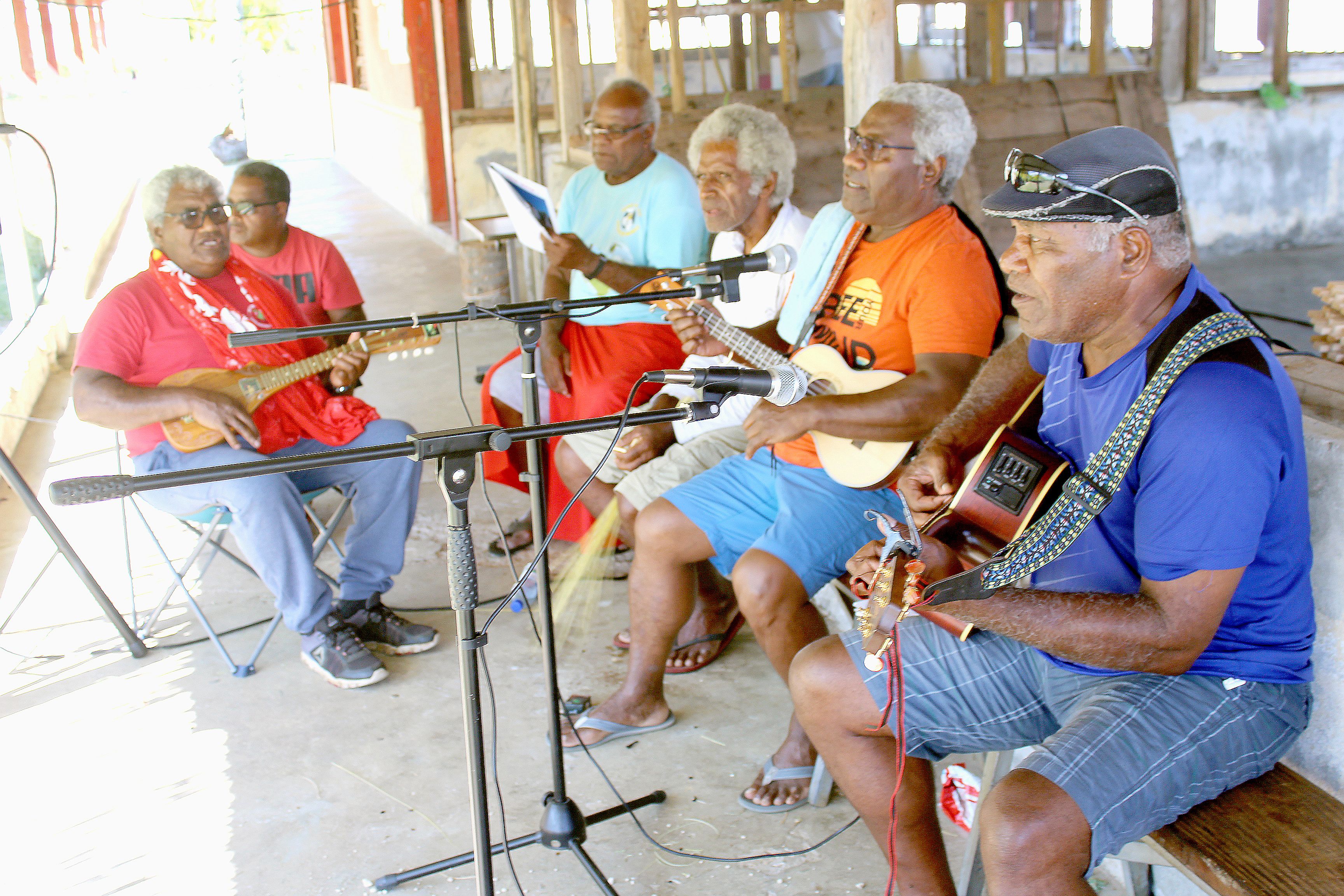 Les papas se sont mis à la guitare et au ukulélé pour assurer l’animation musicale tout au long de la journée.