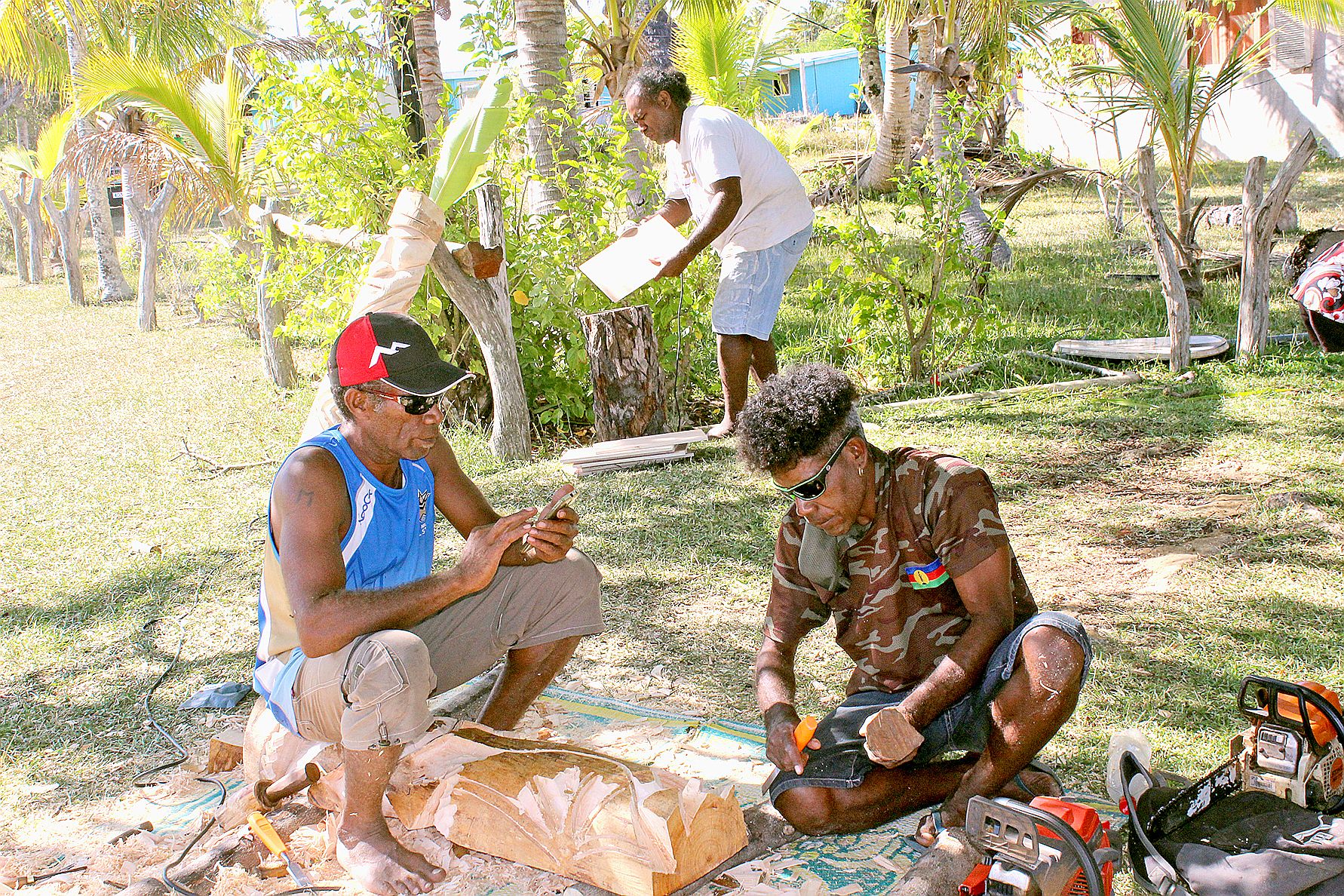 Les sculpteurs confirmés ou apprentis se sont mis ensemble pour partager leur savoir-faire.