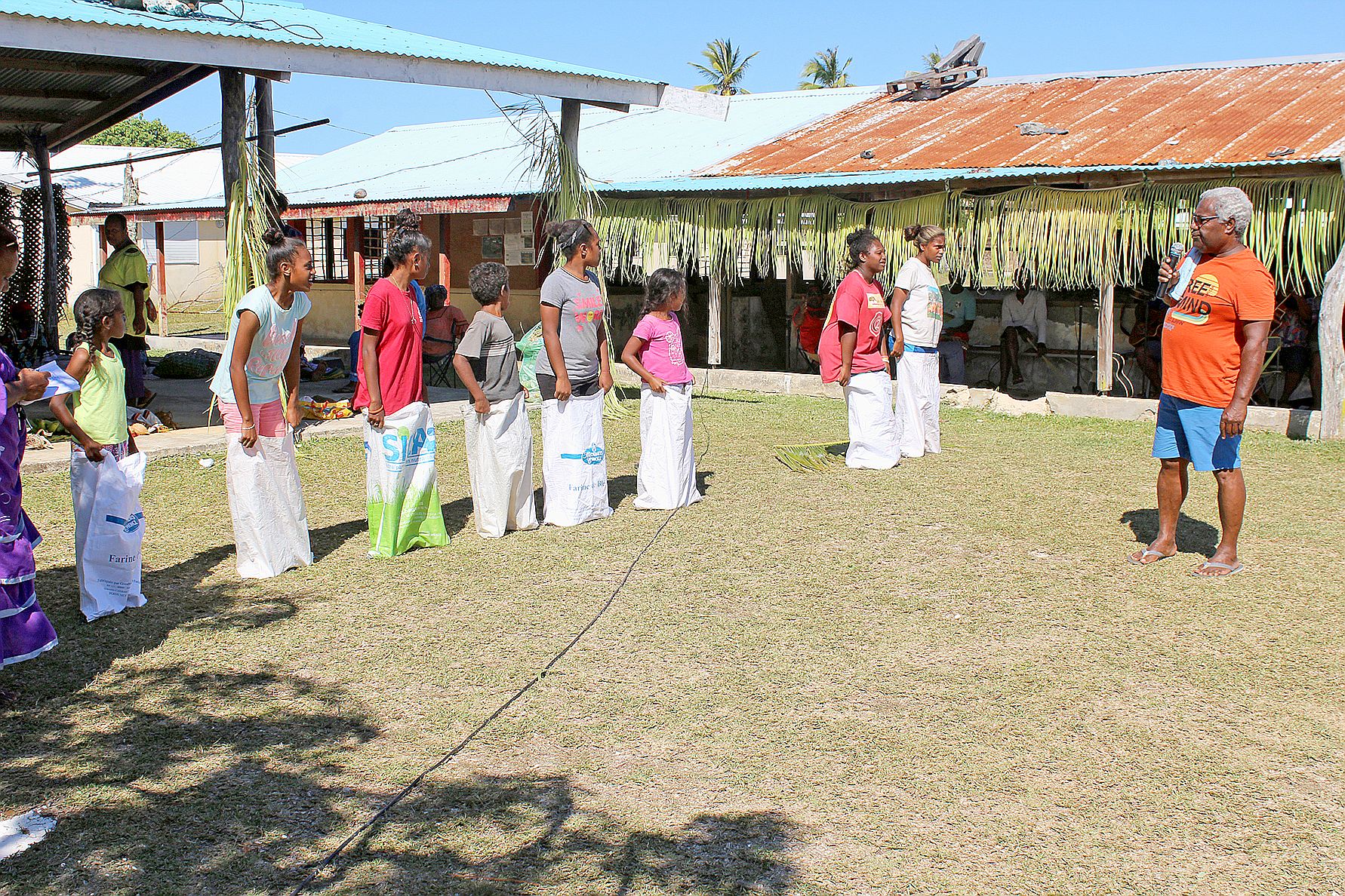 Les enfants de la tribu ont eu droit aussi à l’animation avec la course avec les sacs pendant cette journée de marché.