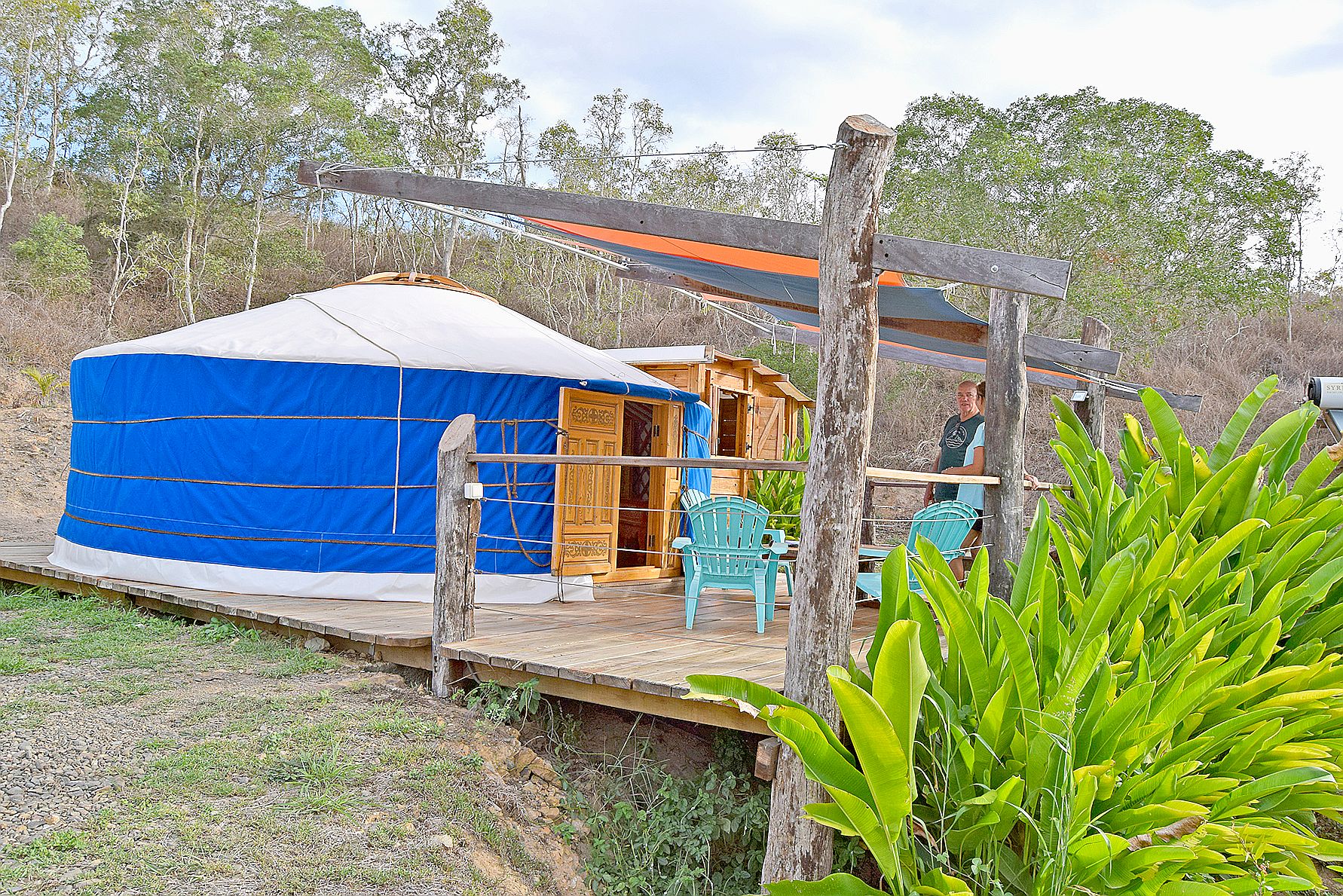 Chaque yourte dispose de sa propre terrasse en deck avec une vue panoramique sur les collines de niaoulis et la Chaîne.