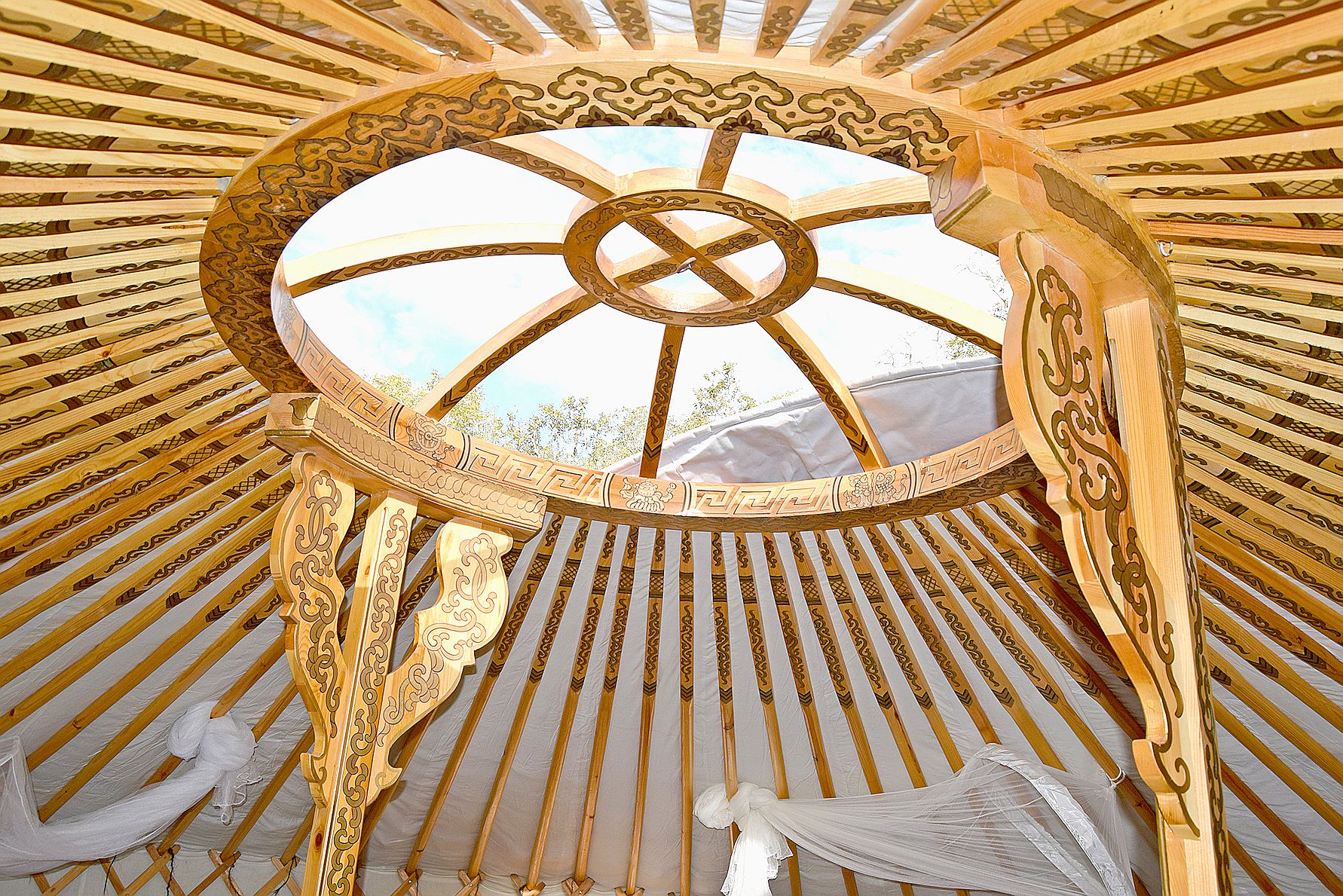 A l’intérieur des yourtes, les motifs des meubles et de la structure en bois ont entièrement été peints à la main.