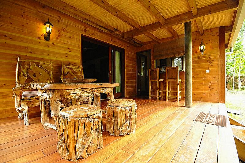 Le bois est omniprésent au gîte et donne à toutes les pièces un aspect chaleureux. Photos Les cases de Plum