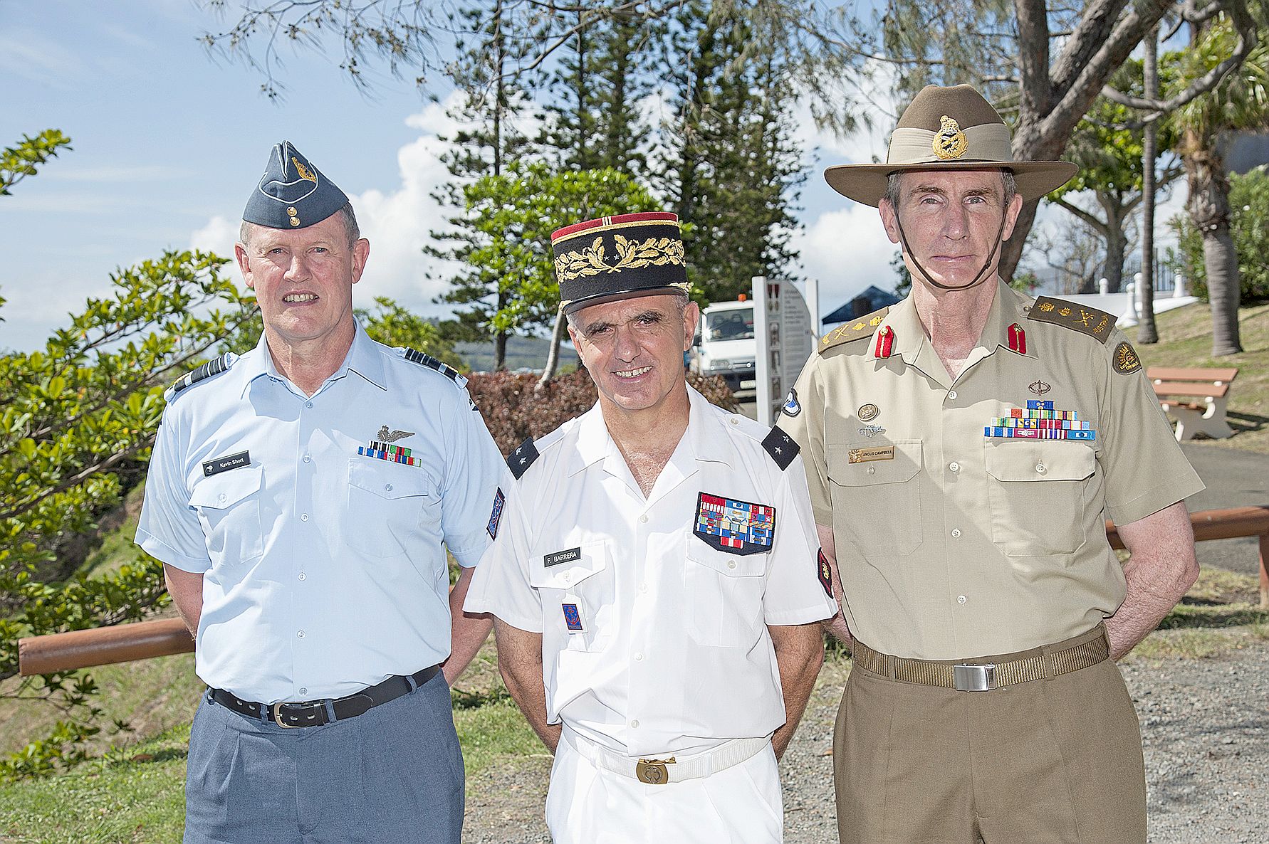 De gauche à droite, les généraux Kevin Short, Frank Barrera, et Angus Campbell lors du dépôt de gerbe. Photo C.Terrien