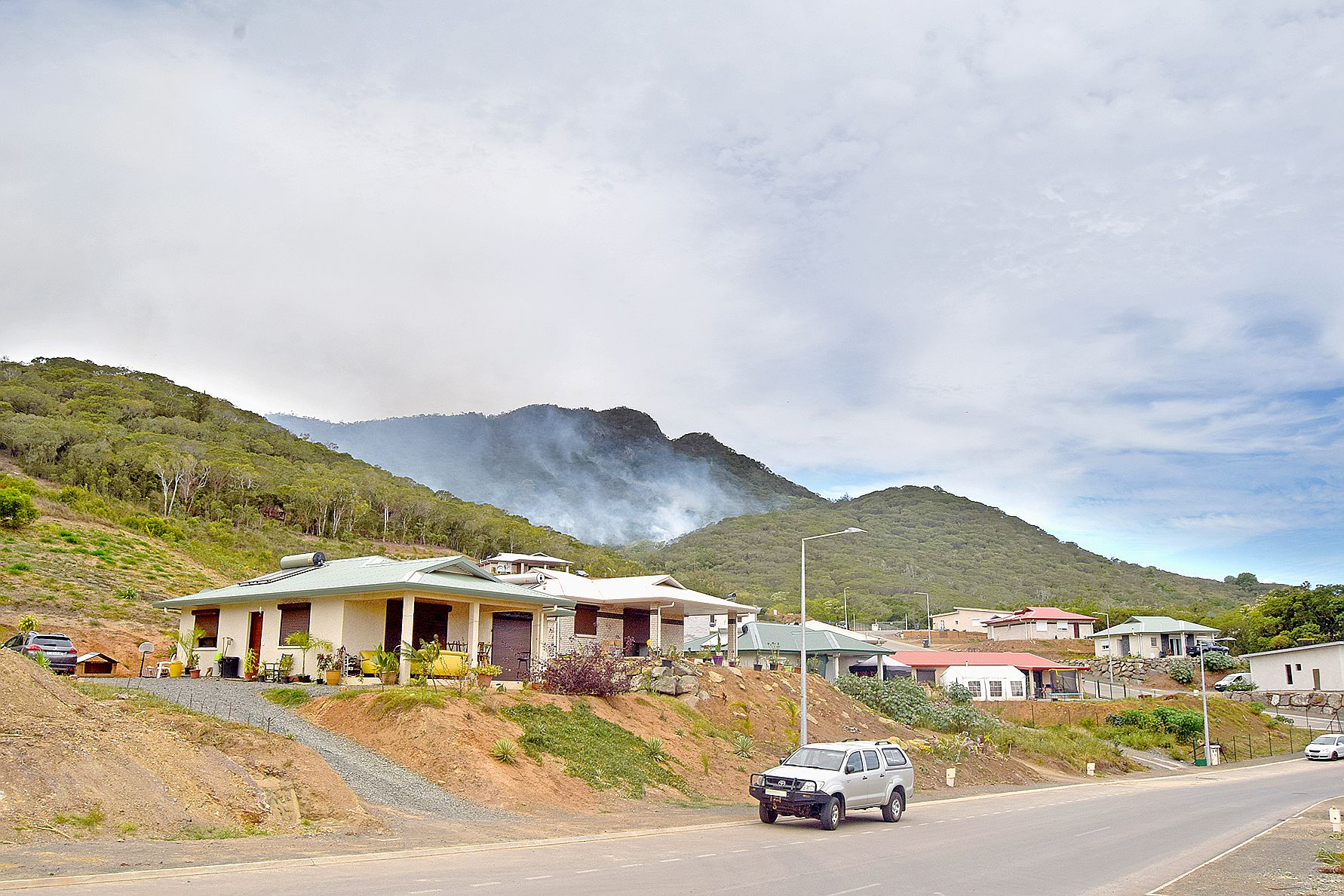Les habitants des Niaoulis ont vue sur les fumerolles du flanc gauche. Mais ce feu avance très lentement et est maîtrisé.