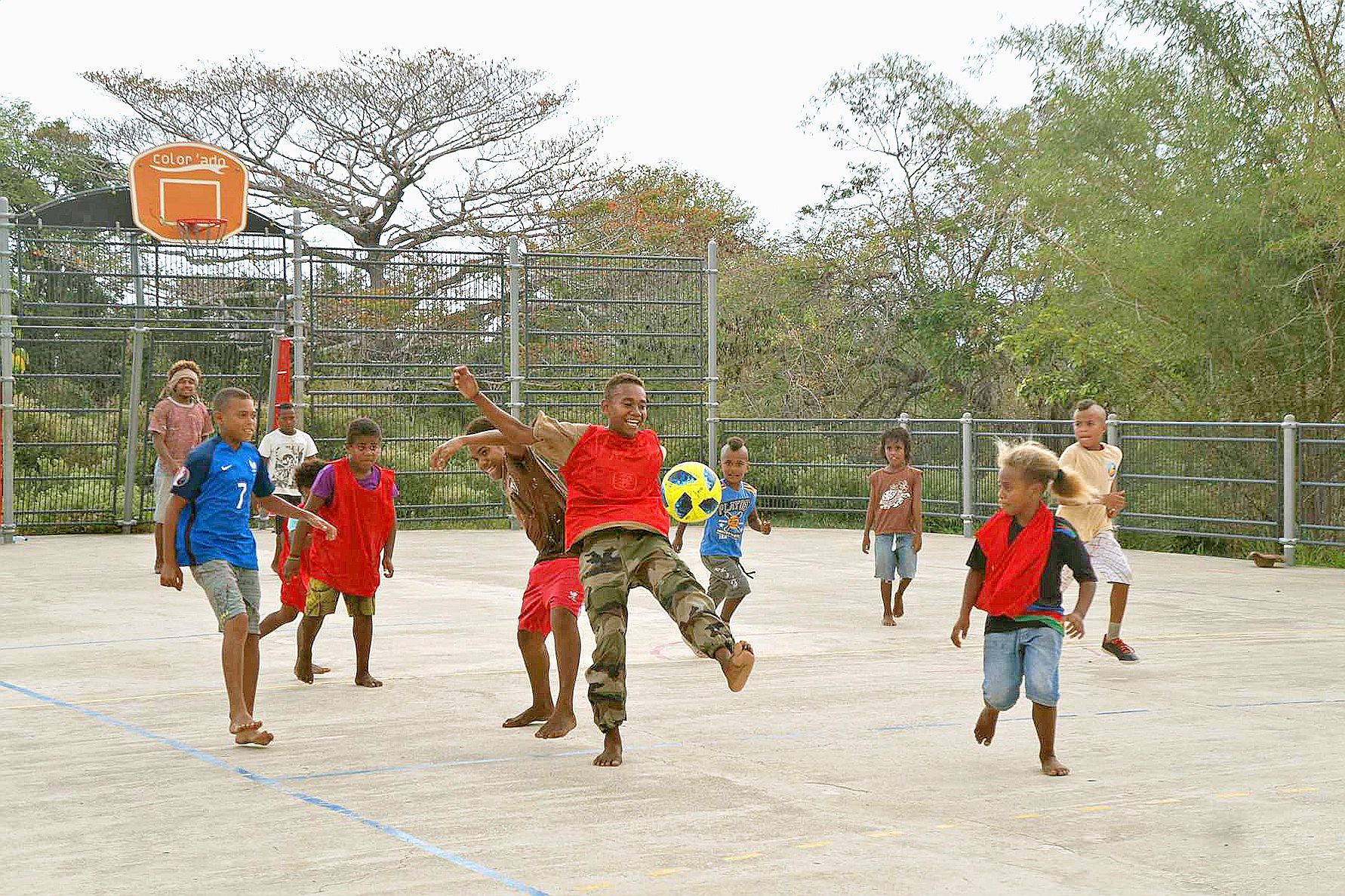 Une trentaine de jeunes étaient régulièrement présents lors des après-midi animations en tribu, comme ici, à Arama.