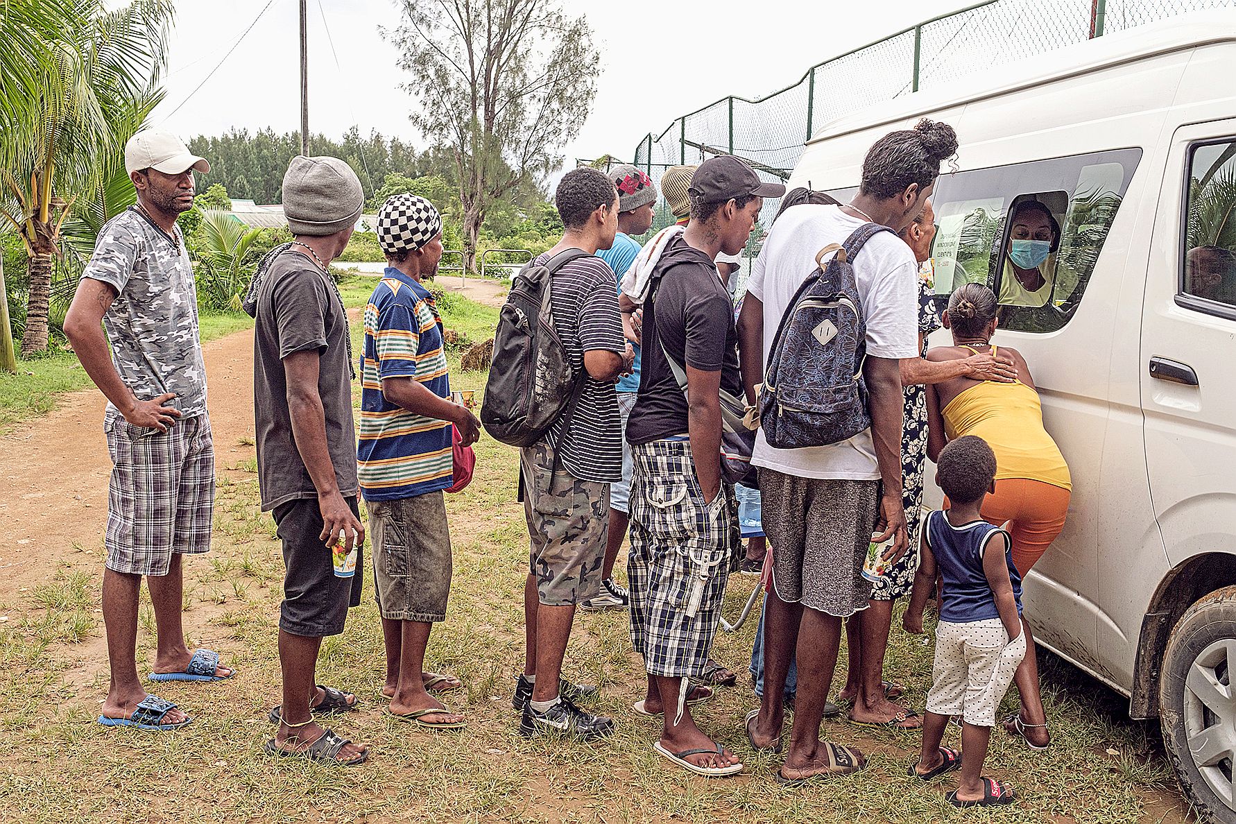 Sur l\'île de Mahé, la plus grande de l’archipel, un groupe fait la queue pour obtenir de la méthadone, un substitut à l’héroïne. Photo AFP