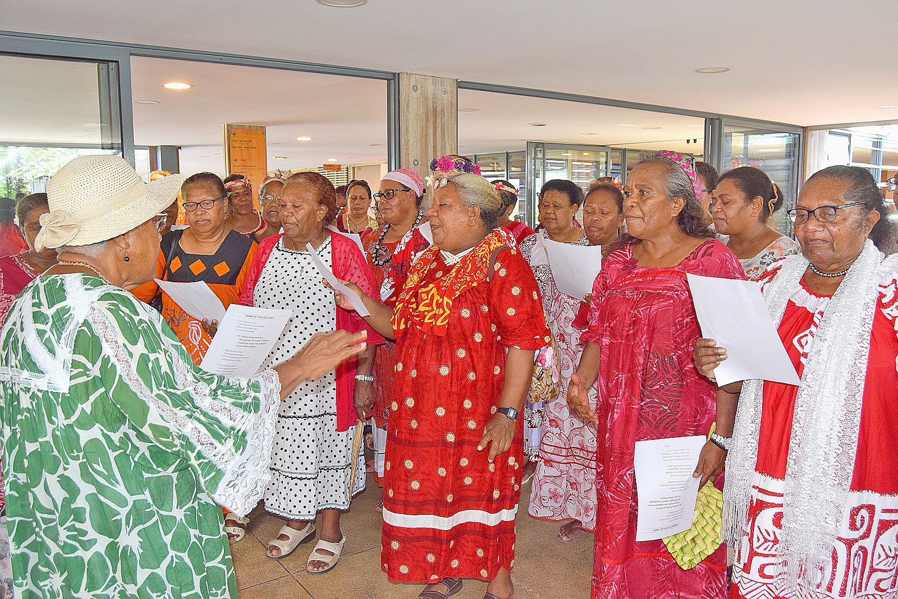 La manifestation s’est ouverte dans la bonne humeur par  des chants de chorales.