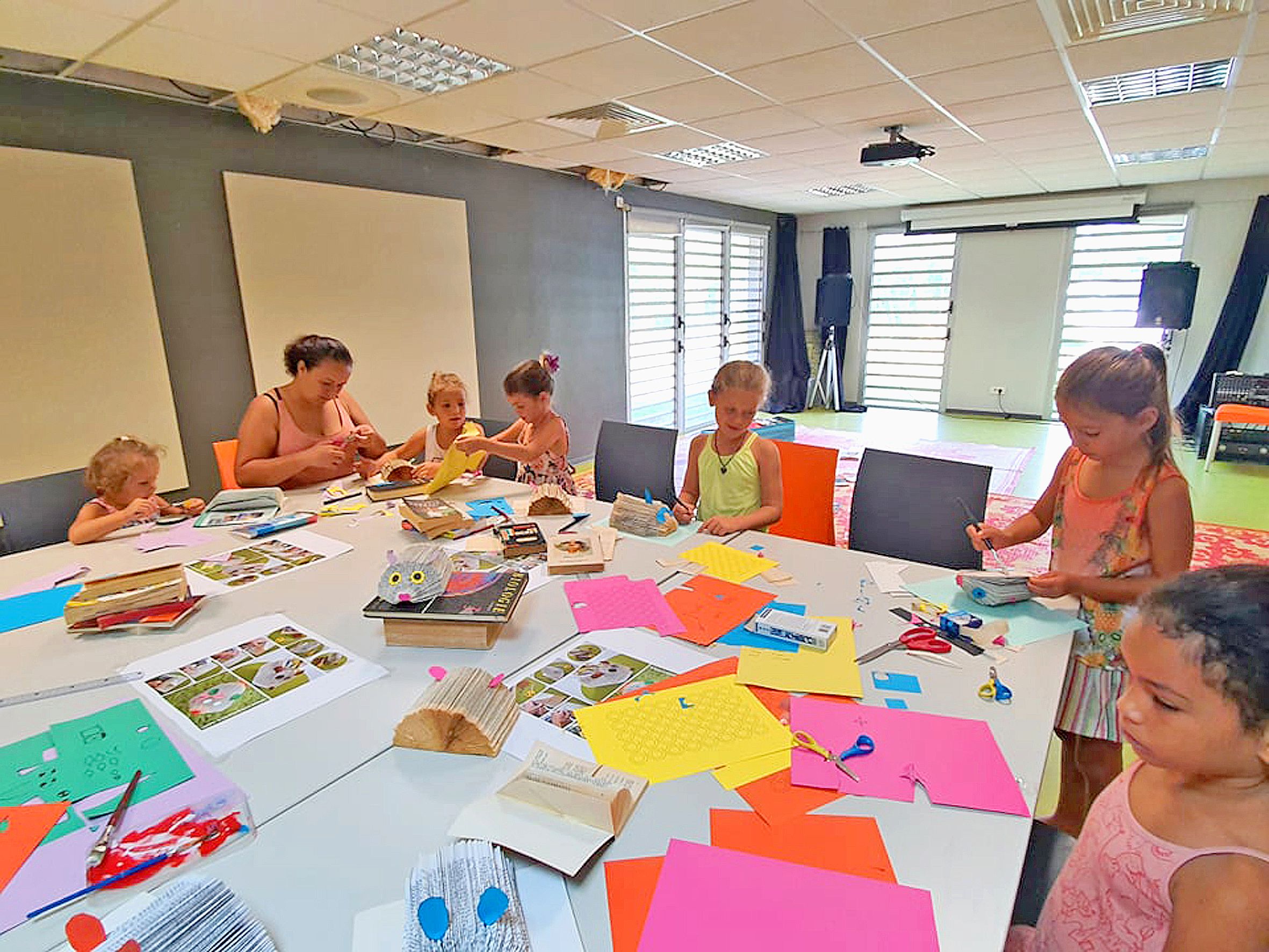 L’atelier récréatif, animé par Arlette Tchopoa Ounémoa-Bosshard, a permis à la vingtaine d’enfants de travailler sur le pliage de livres afin de créer des animaux imaginaires et merveilleux. « J’ai aimé faire ce pliage, explique Alyss, 7 ans montrant son 