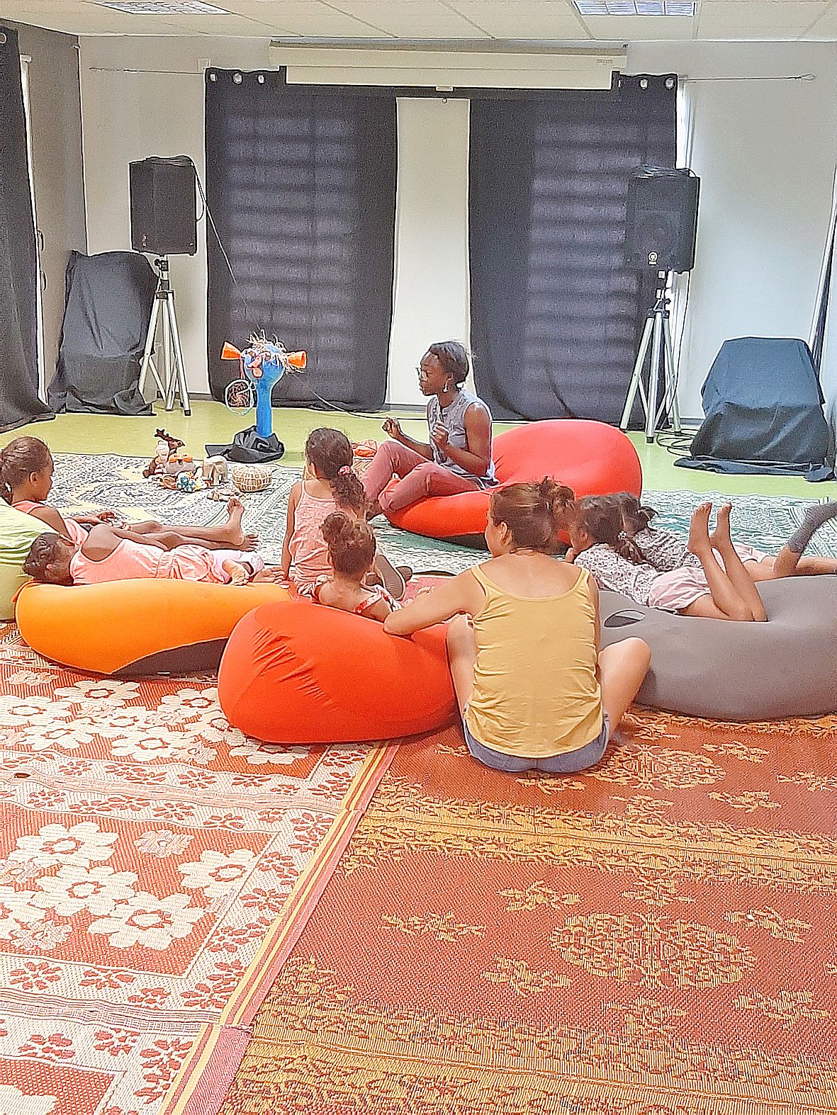 Sur la natte, les enfants ont écouté attentifs, le conte lu par Amélence Darbois, bibliothécaire et animatrice de l’après-midi. Renseignements pour les prochains mercredis au 47 20 65.