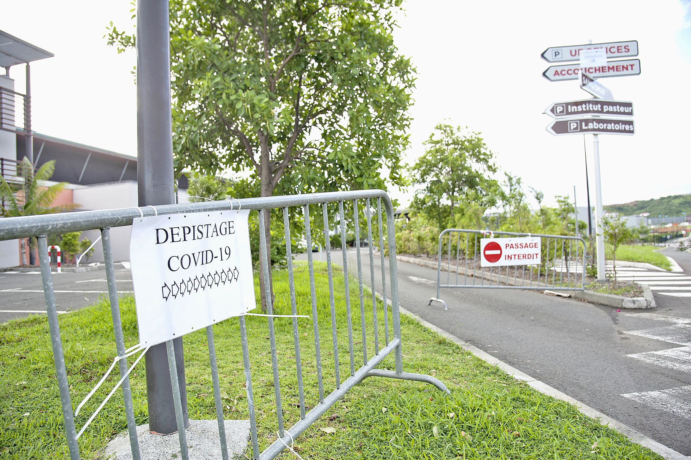 Une partie du parking du Médipôle a été réservé pour accueillir tous les cas suspects afin d’effectuer des tests.. Photo Cyril Terrien