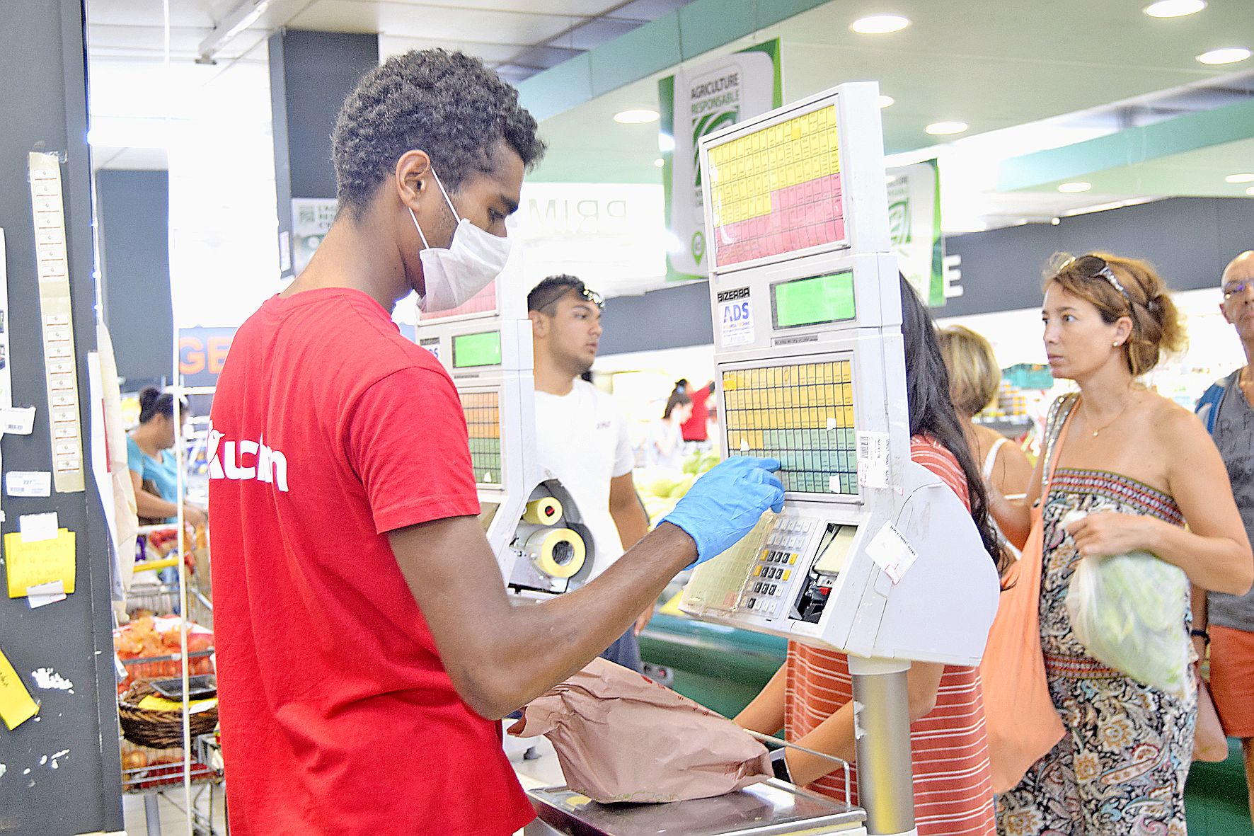 Les employés aux caisses sont en contact de parfois plusieurs centaines de clients par jour et préfèrent se protéger. 