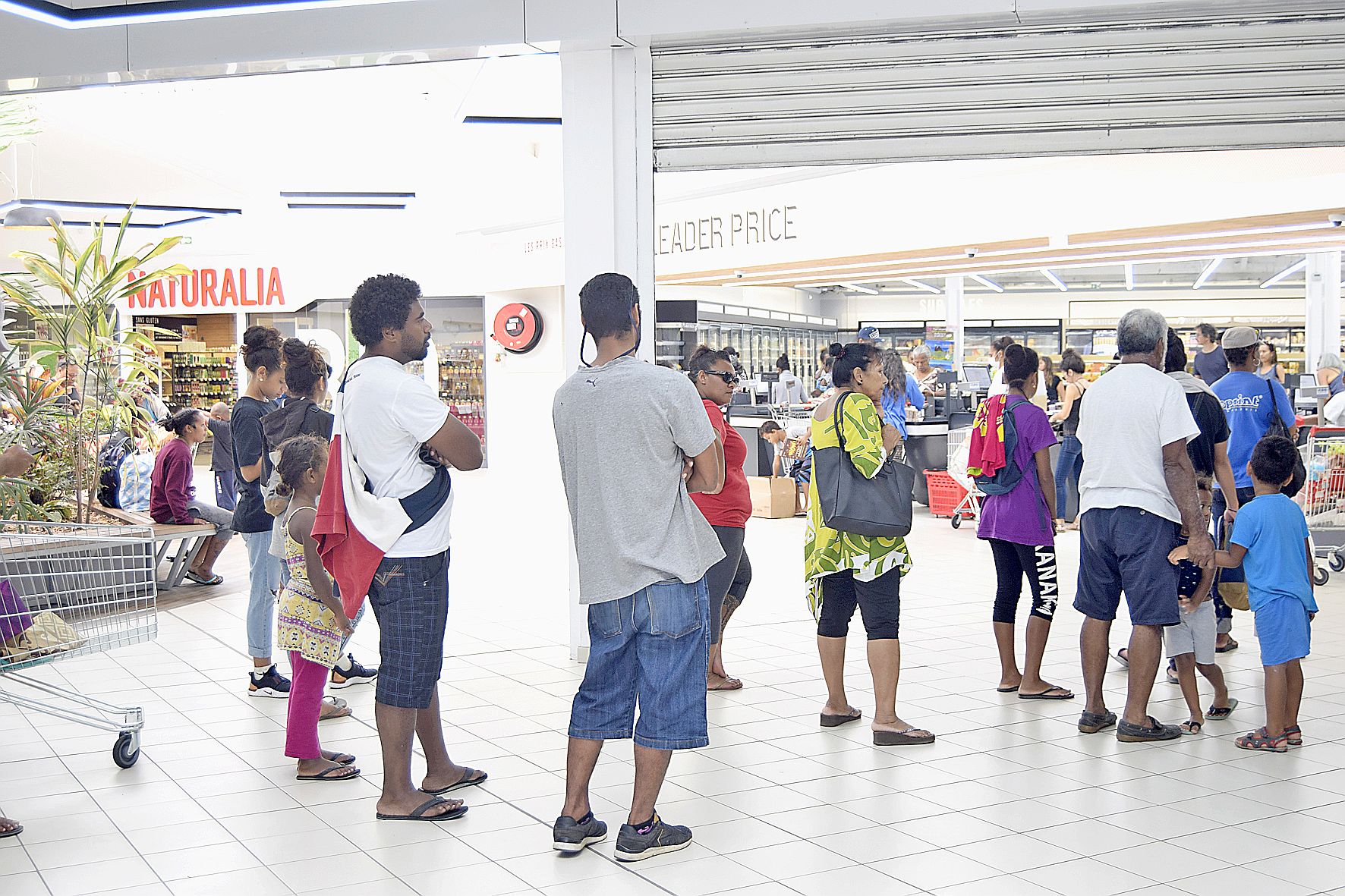 Des enseignes font entrer leurs clients par vagues, afin d’éviter le plus possible la promiscuité.