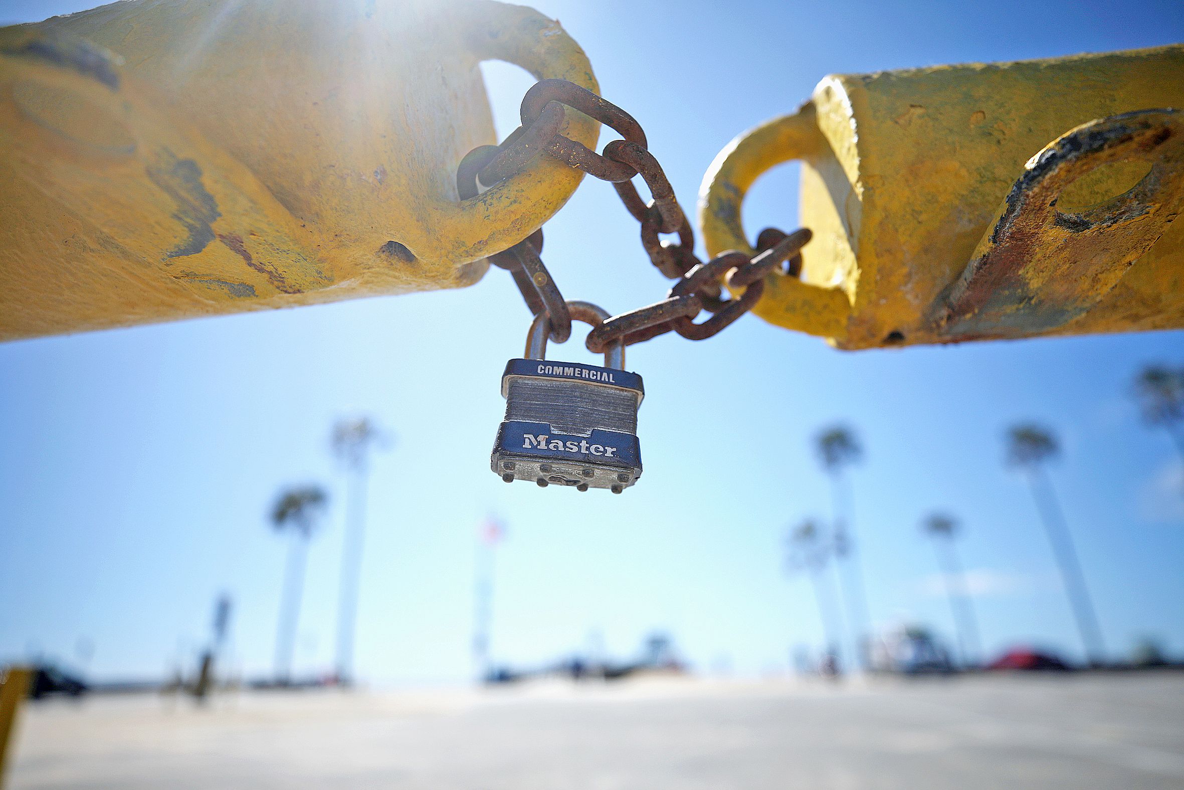 La moitié des Américains sont confinés à des degrés divers, notamment dans les trois plus grandes villes du pays : New York, Los Angeles et Chicago. En Californie, les plages ont été fermées.Photo AFP