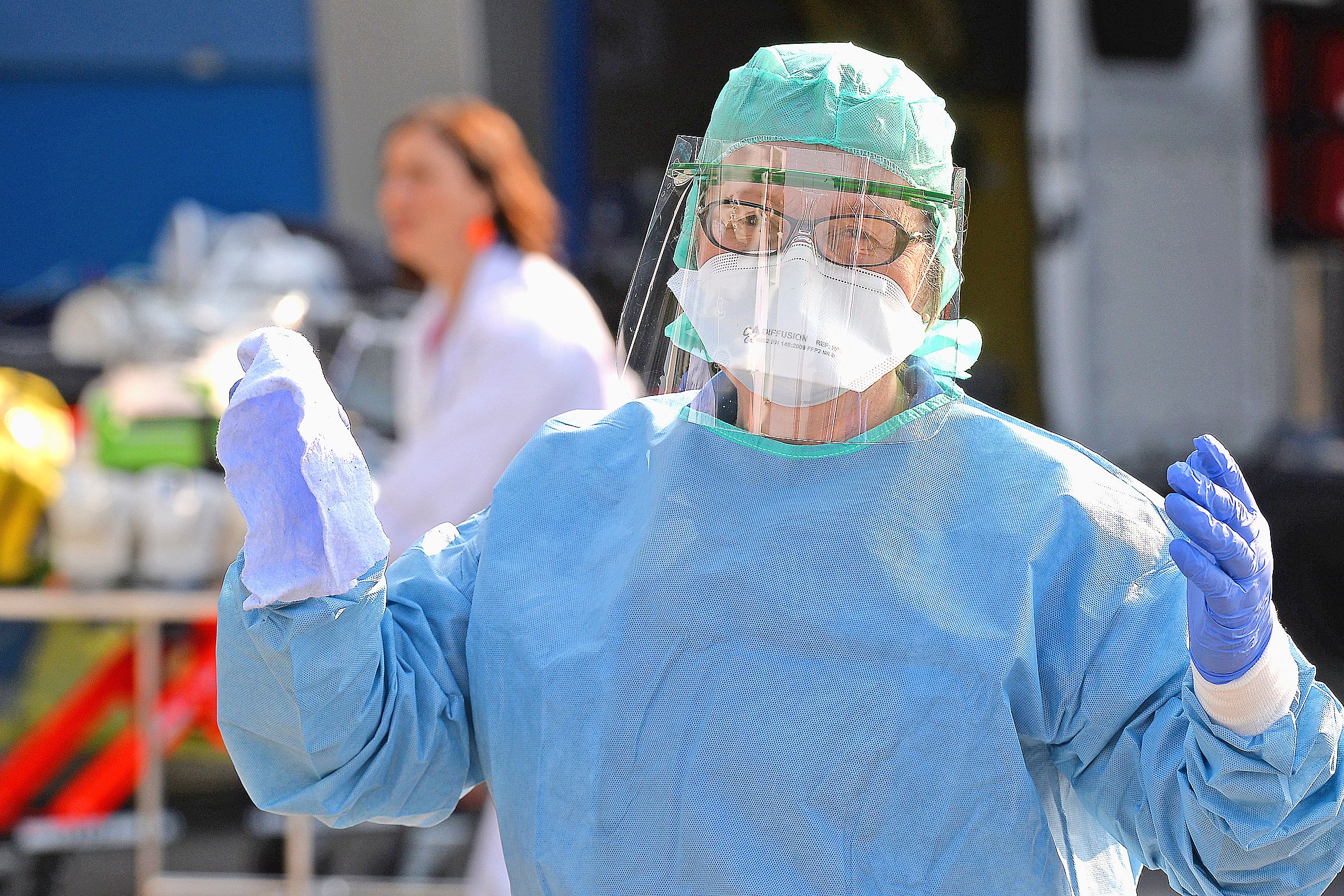 Hommage aux soignants et « communion de pensée » avec eux et les malades, les cloches des églises ont sonné mercredi partout pendant dix minutes à 19 h 30 et des bougies ont été posées aux fenêtres.Photo AFP