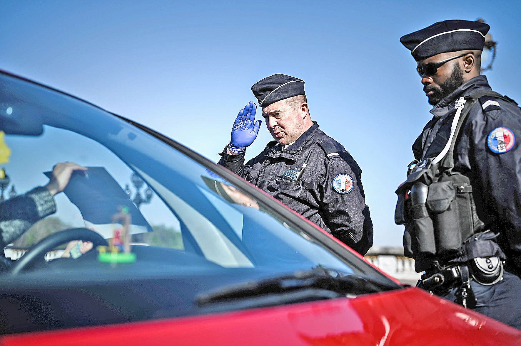 Les restrictions de circulation ont freiné, pour un temps estime la police, certaines activités criminelles. Photo AFP
