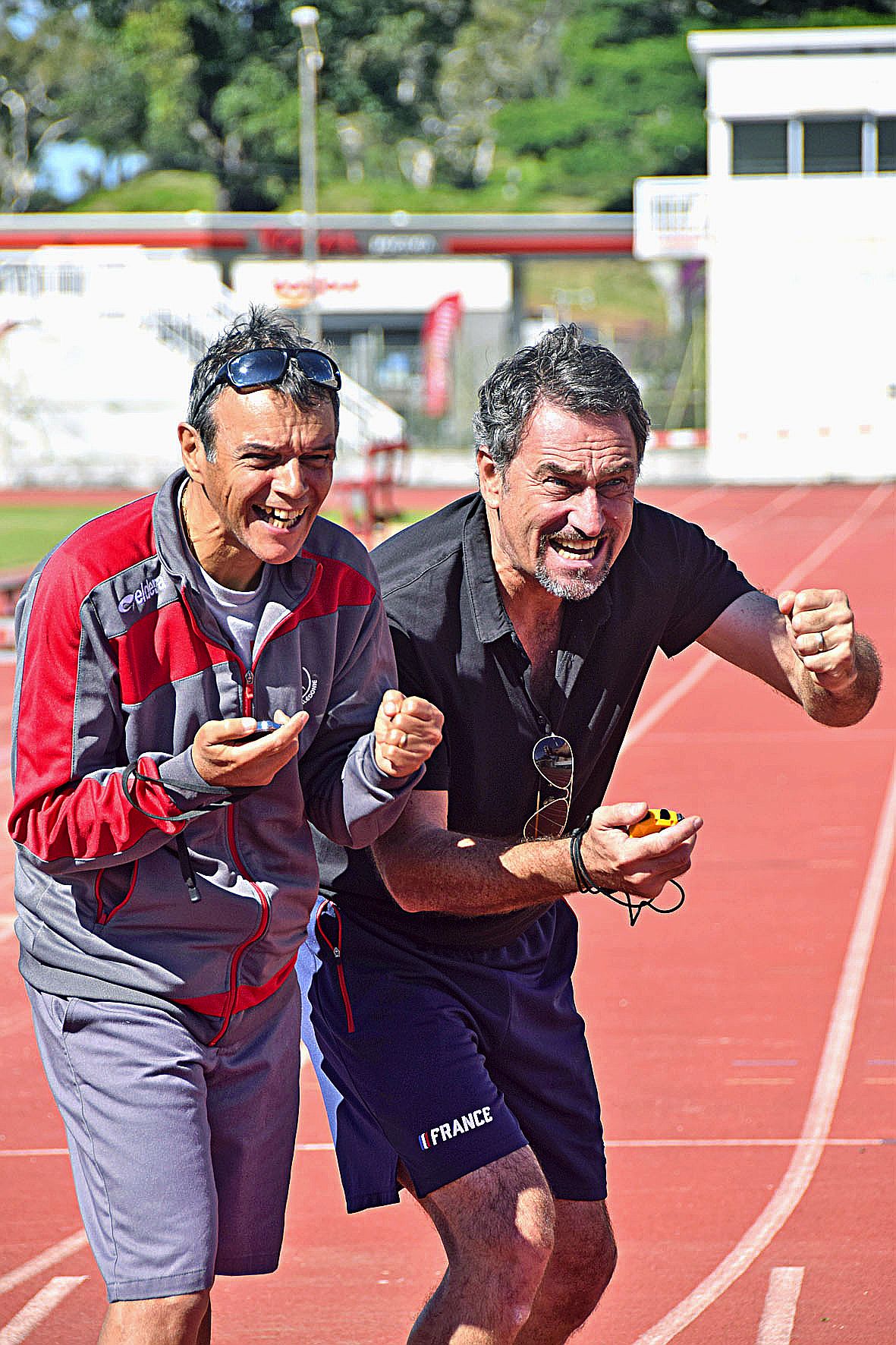 Olivier Deniaud (en noir, avec José Marques), jamais sans son chronomètre. Photo archives LNC