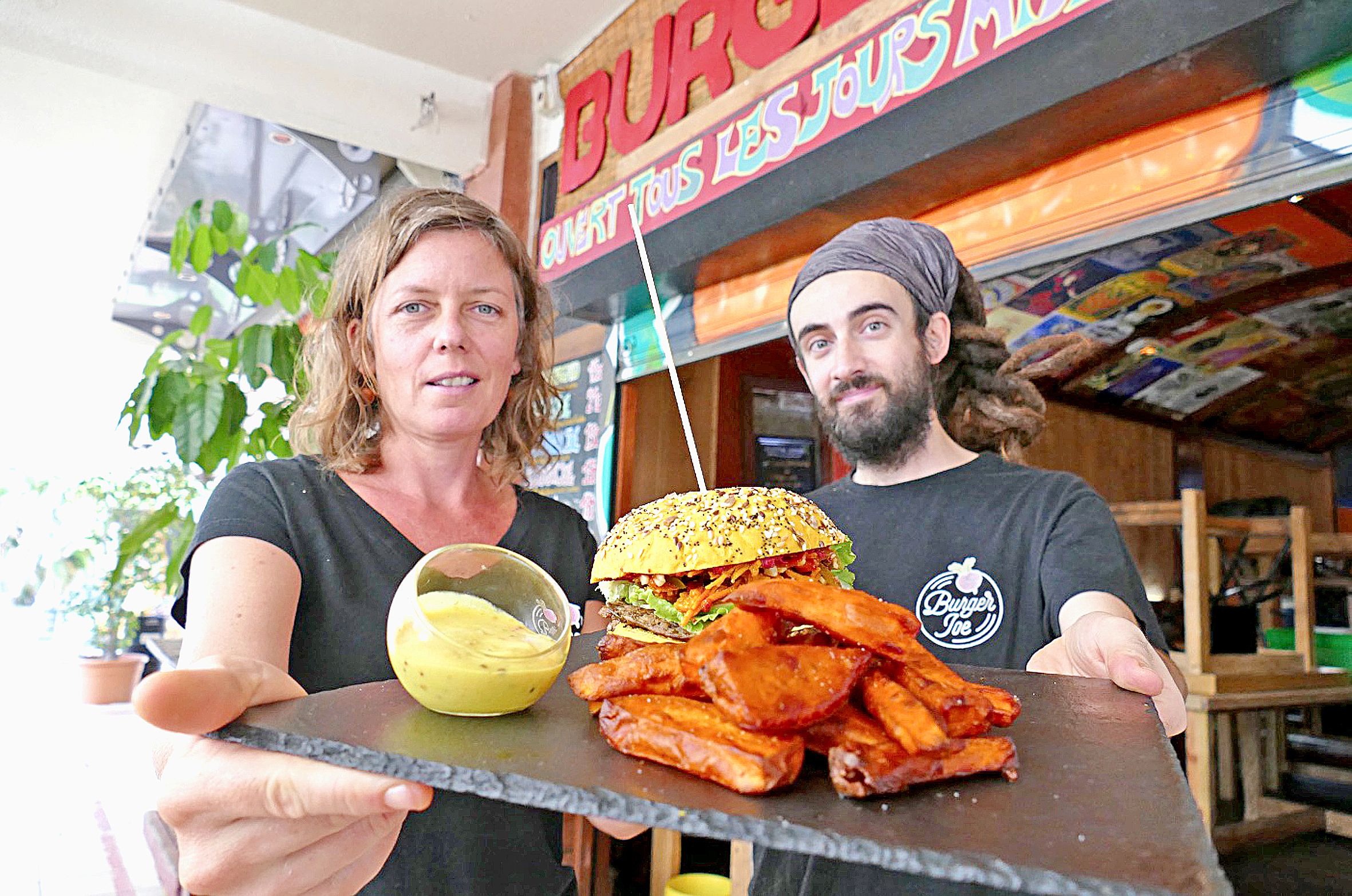 Les commandes affluent chez Burger Joe. Charlotte et Yohann ont plus de travail que d’habitude. 