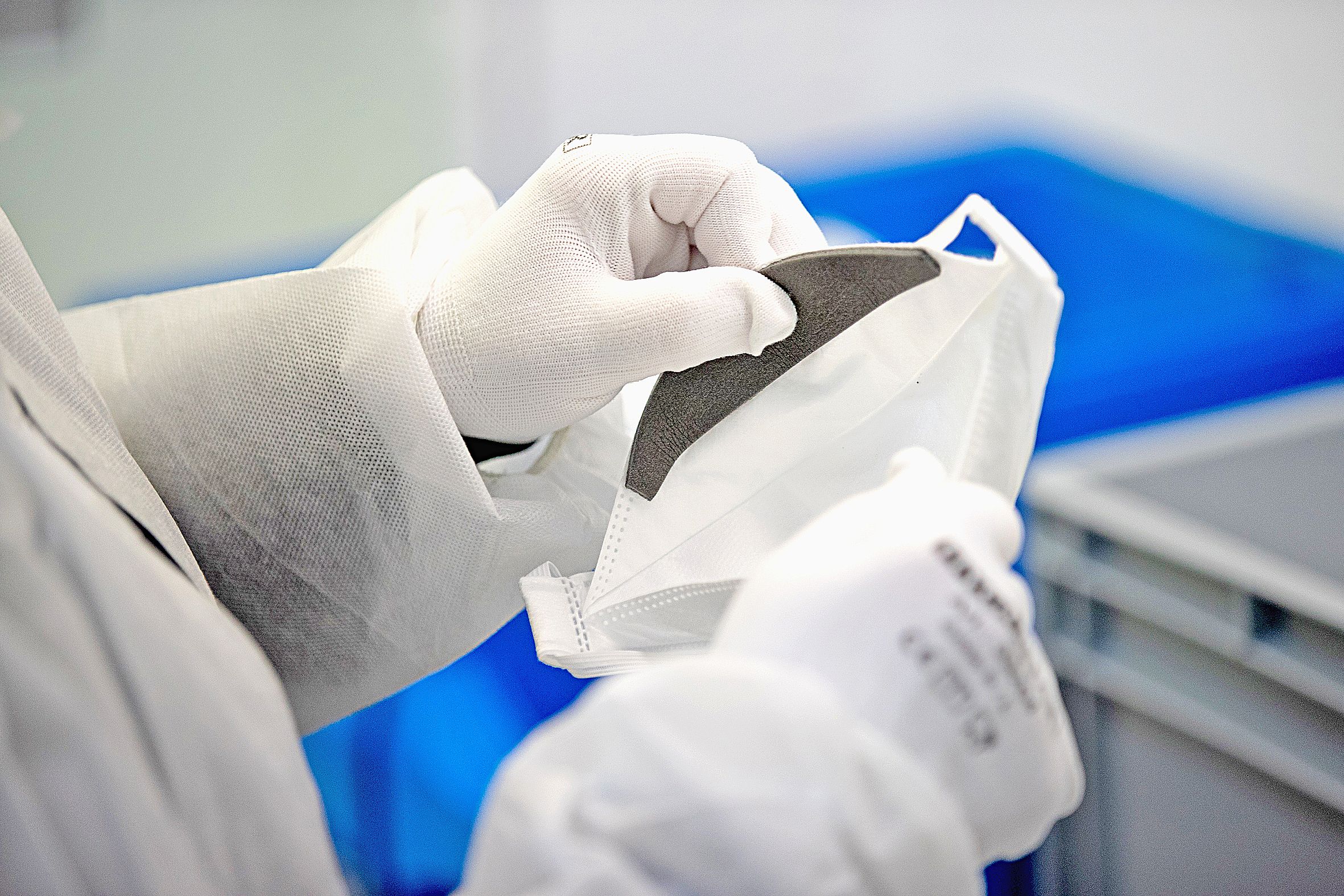 L’Espagne envisage « très sérieusement » d’imposer le masque pour sortir de chez soi, une recommandation qui se multiplie à travers le monde. AFP