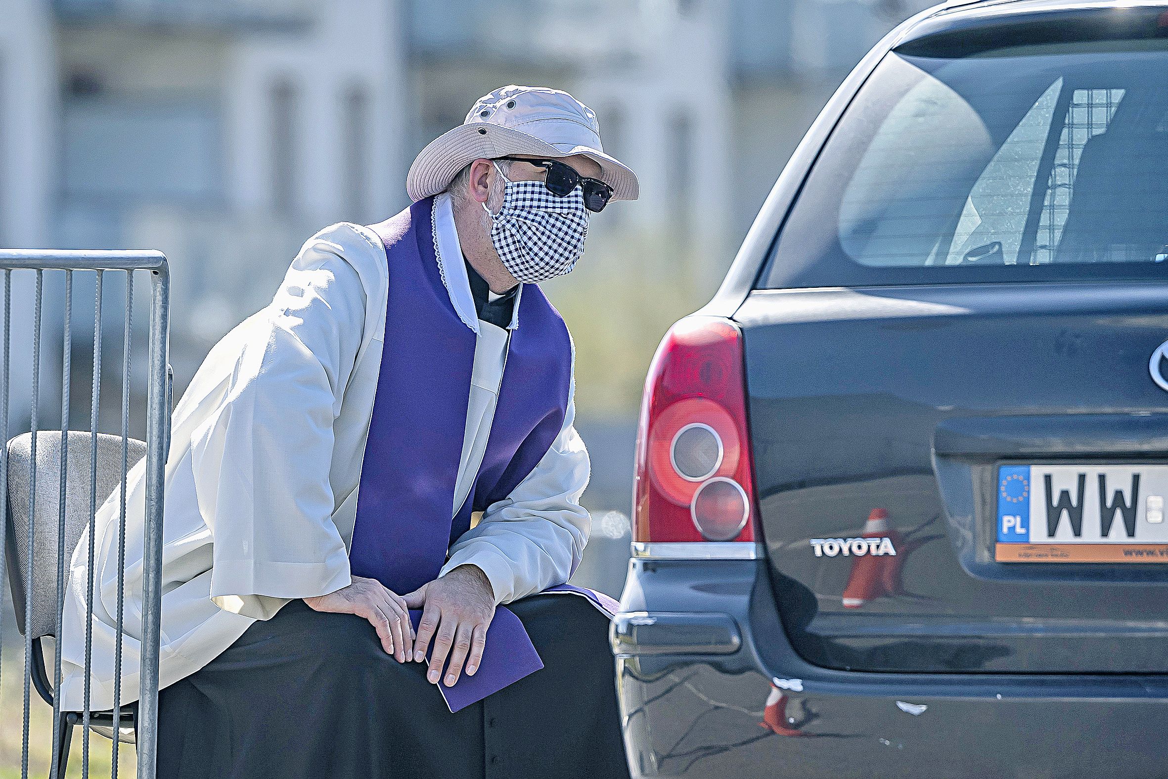 Dans la très catholique Pologne, durant la semaine sainte, les prêtres ont assuré les confessions en version drive-in.Photo AFP