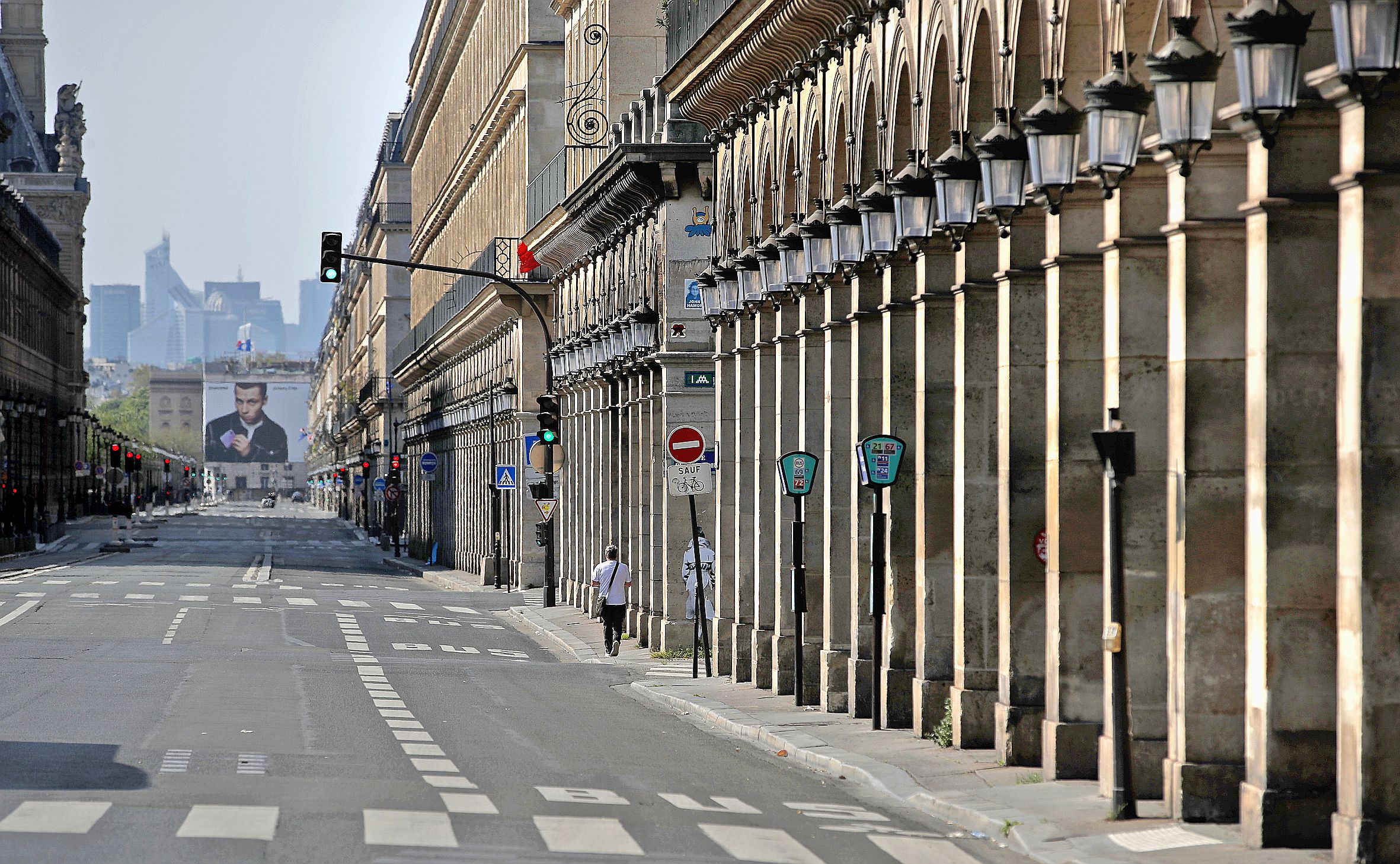 La rue de Rivoli, à Paris, d’ordinaire très fréquentée, est déserte. Le patronat appelle de ses vœux la reprise de l’activité économique.Photo AFP