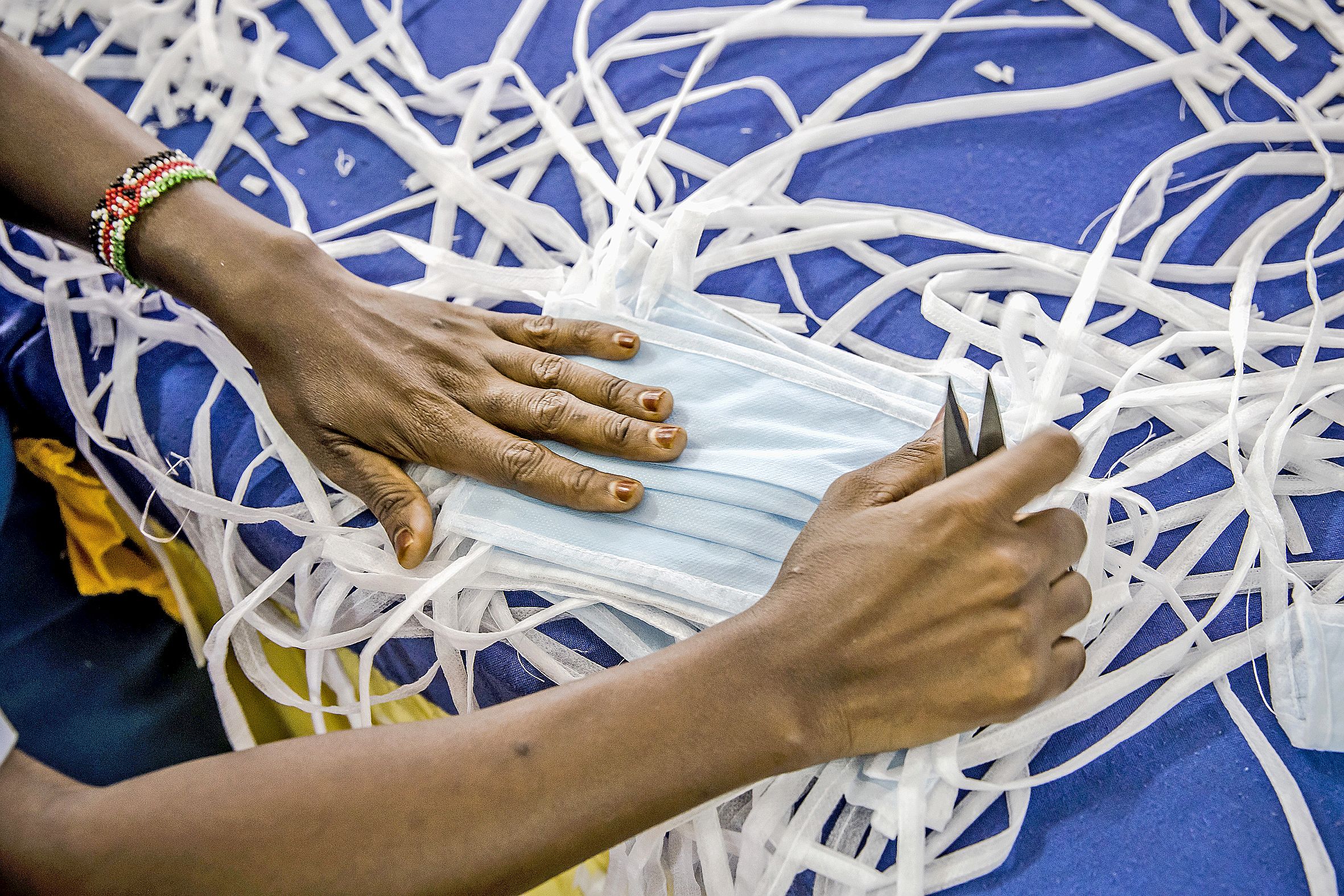 Les Académies américaines des sciences penchent en faveur d\'une transmission du virus par des bioaérosols, et non plus seulement par les gouttelettes projetées directement sur le visage ousur des surfaces. D’où l’importance des masques.  AFP