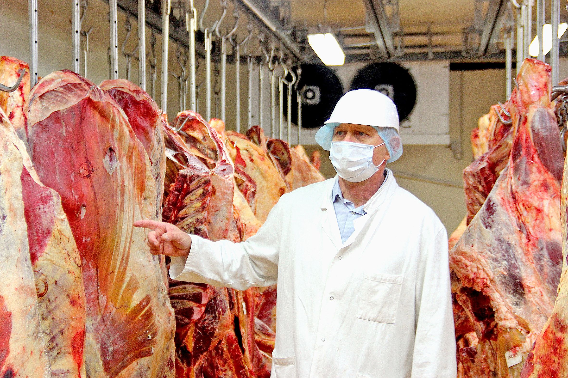 Les agriculteurs ont commencé à planter des pommes de terre la semaine dernière.  En médaillon, Adeline Cretin, directrice de la section pommes de terre à l’Ocef.Photos Ocef