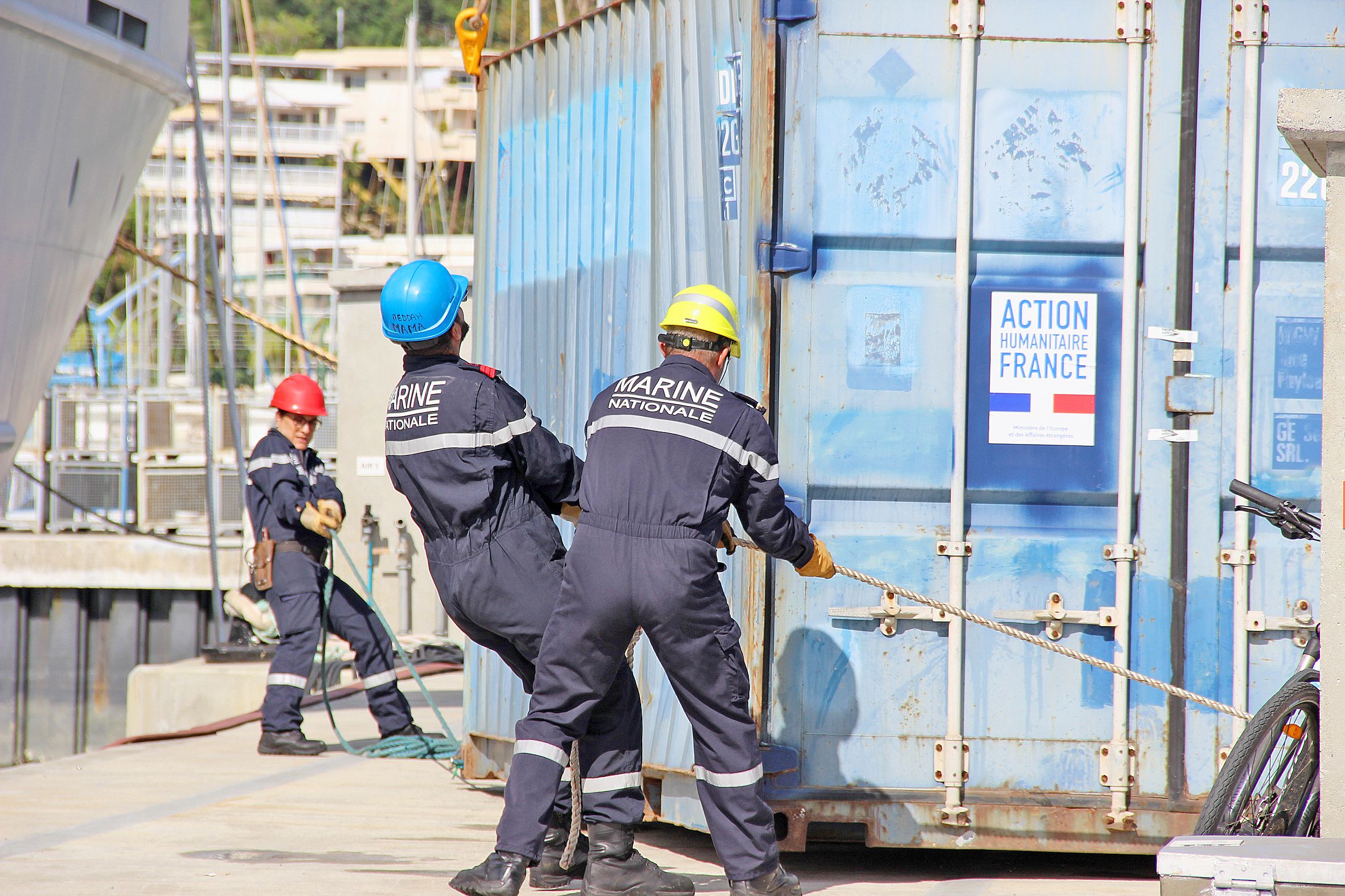 Le centre de crise et de soutien du ministère des Affaires étrangères et la Croix-Rouge ont aidé le Vanuatu, mais aussi Fidji. Au total, près de vingt tonnes d’équipements de première nécessité ont été envoyées.