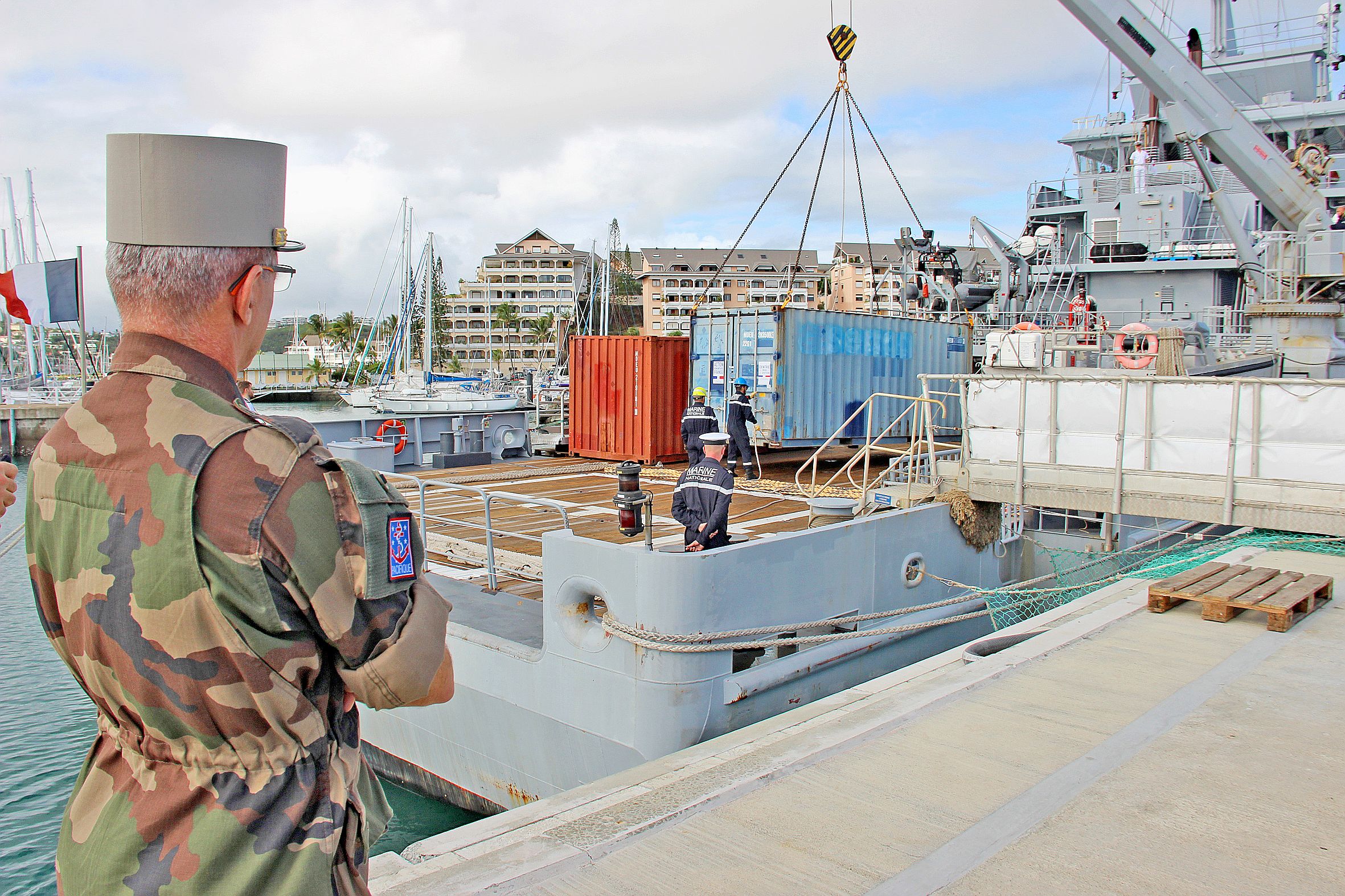 Les opérations de chargement du navire ont été réalisées sous l’œil attentif du général de brigade Frank Barrera, commandant supérieur des Forces armées de Nouvelle-Calédonie, et de responsables de la base.