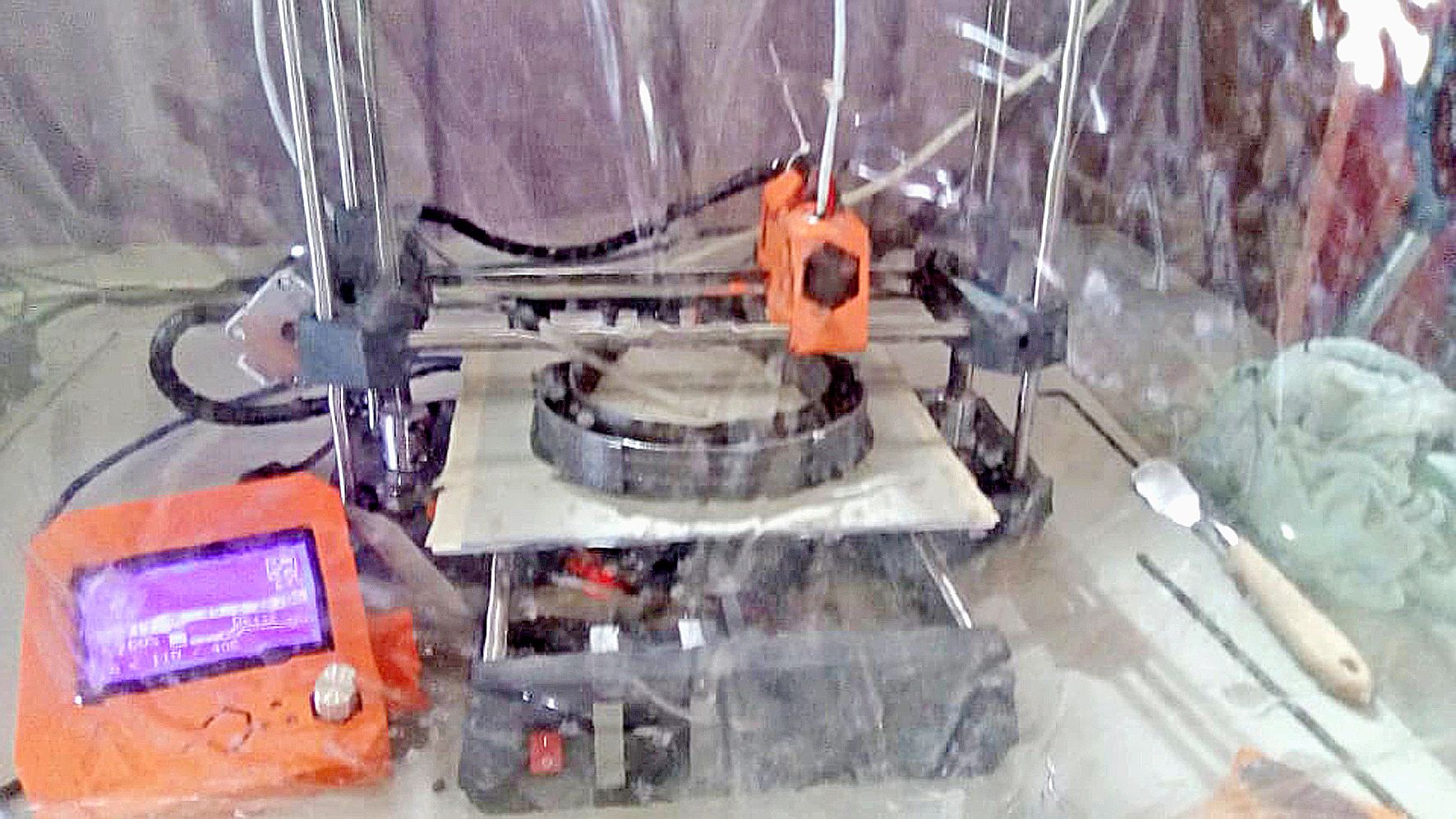 Pour imprimer une visière il faut compter environ une heure.