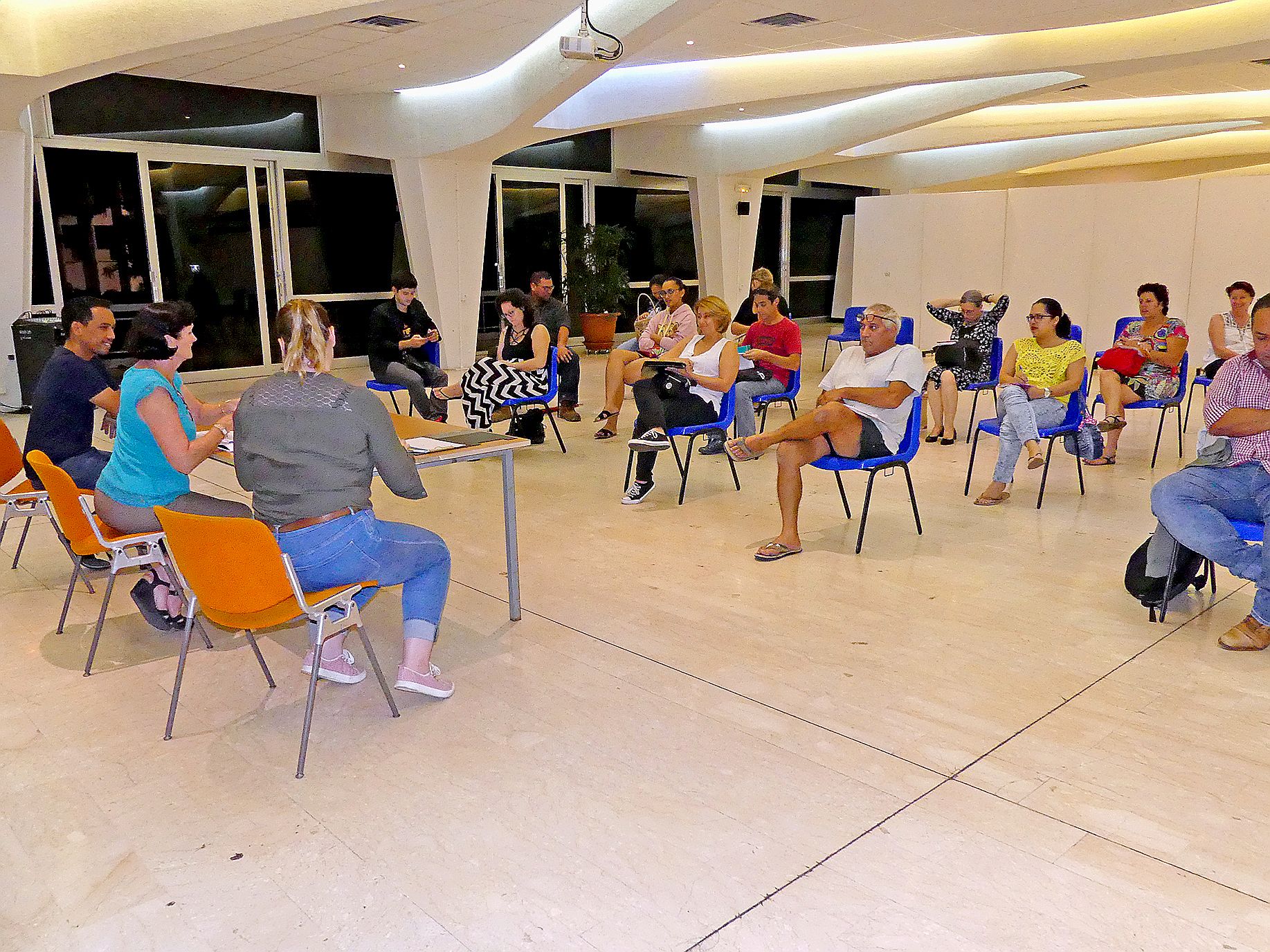 Les participants se sont réunis jeudi soir en respectant les règles de distanciation sociale. Photo S.C.