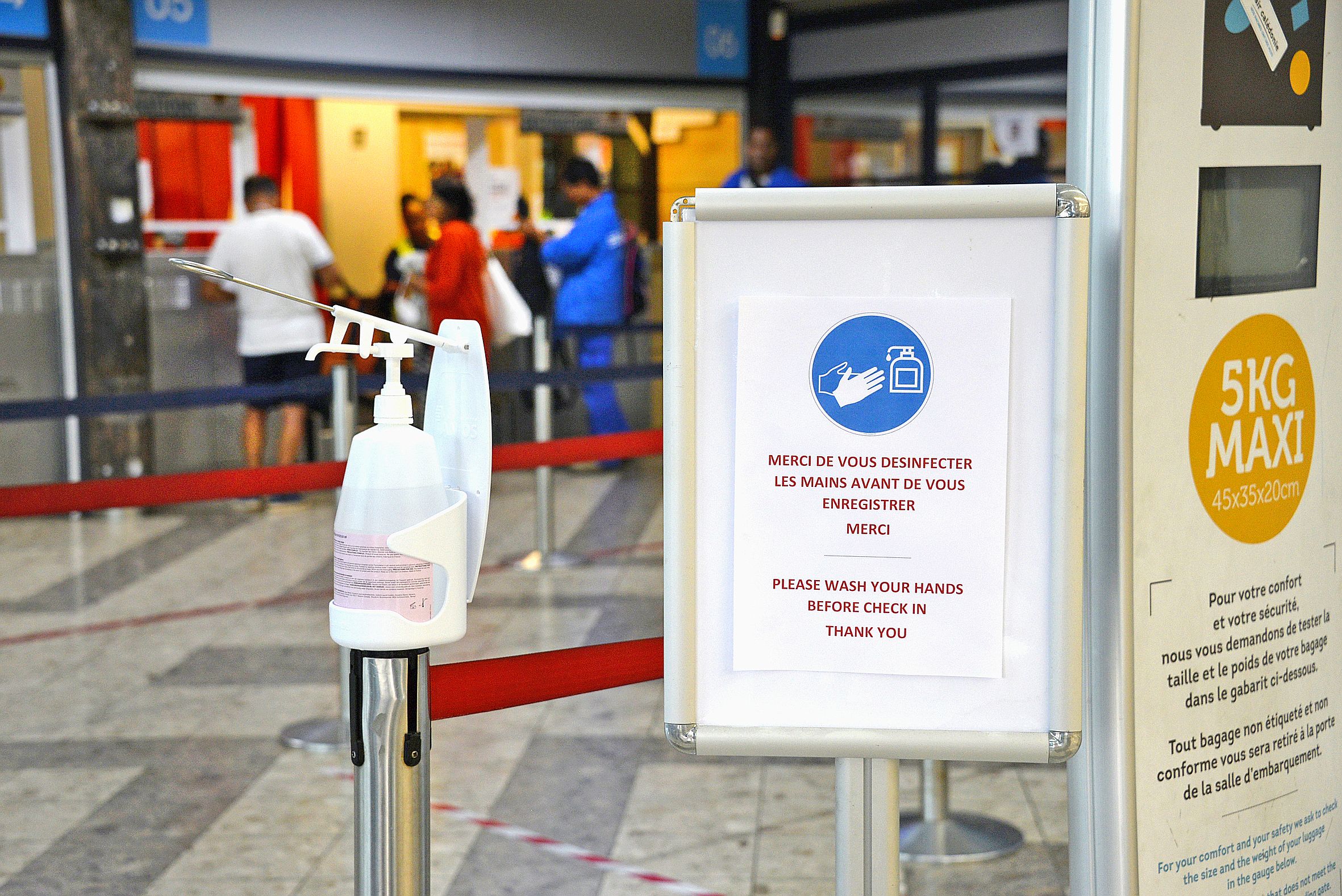 Avant l’enregistrement des bagages, du gel est mis à disposition  des passagers.