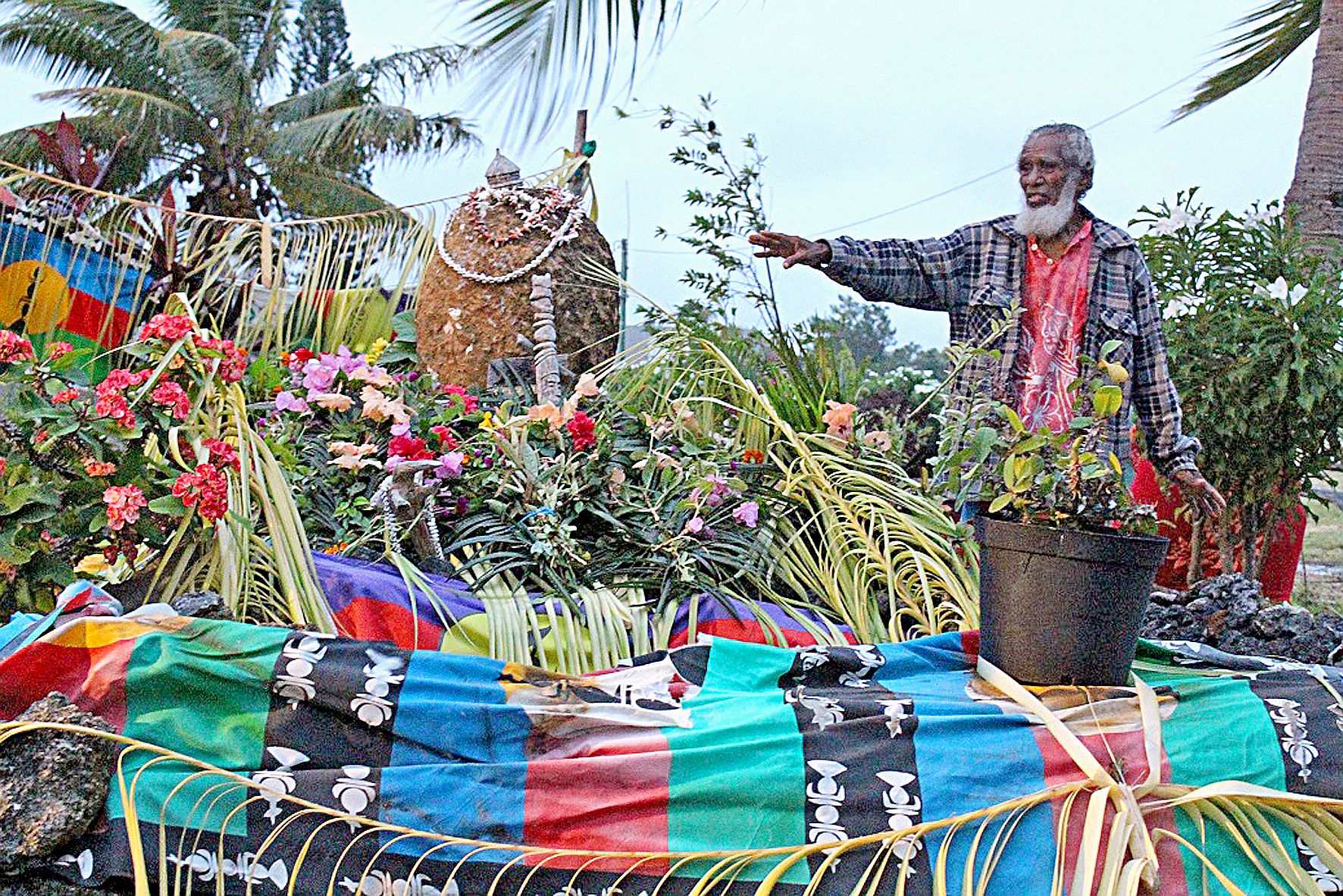 Aïzick Wea, petit frère de Djubelly Wea, prend la parole le 4 au soir, sur la tombe de son frère, à la tribu de Gossanah.
