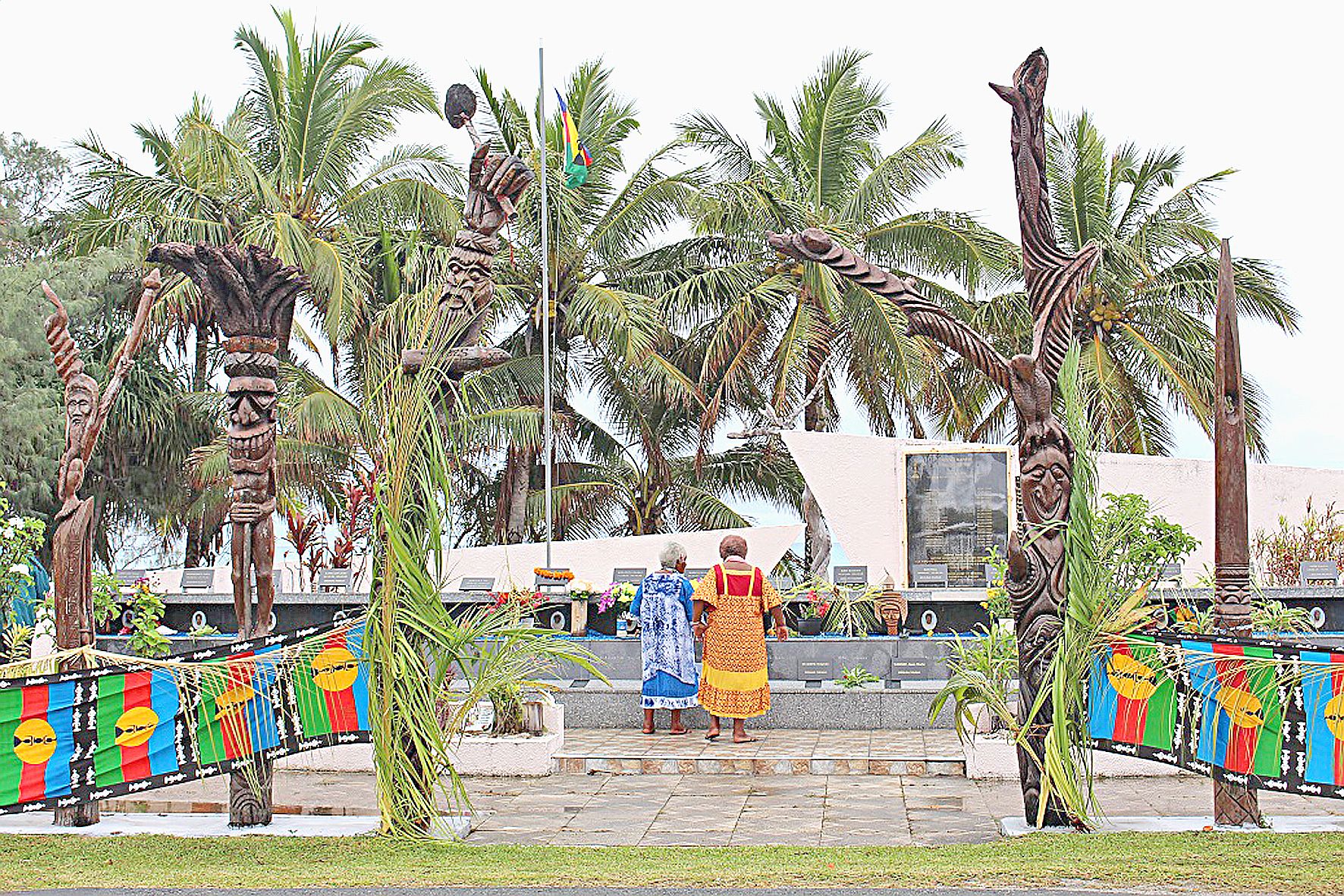 Recueillement dans l'intimité pour cette maman de Teuta, qui a perdu deux fils lors de l'assaut de la grotte.