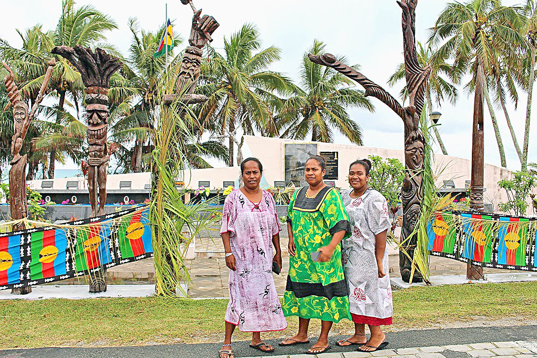 A droite, Kamela et Basiline sont venues se recueillir depuis la tribu de Wakatr (sud d'Ouvéa). Elles n'étaient pas nées en 1988, mais insistent sur l'importance du souvenir. A gauche : Matha, de la tribu de Wadrilla.