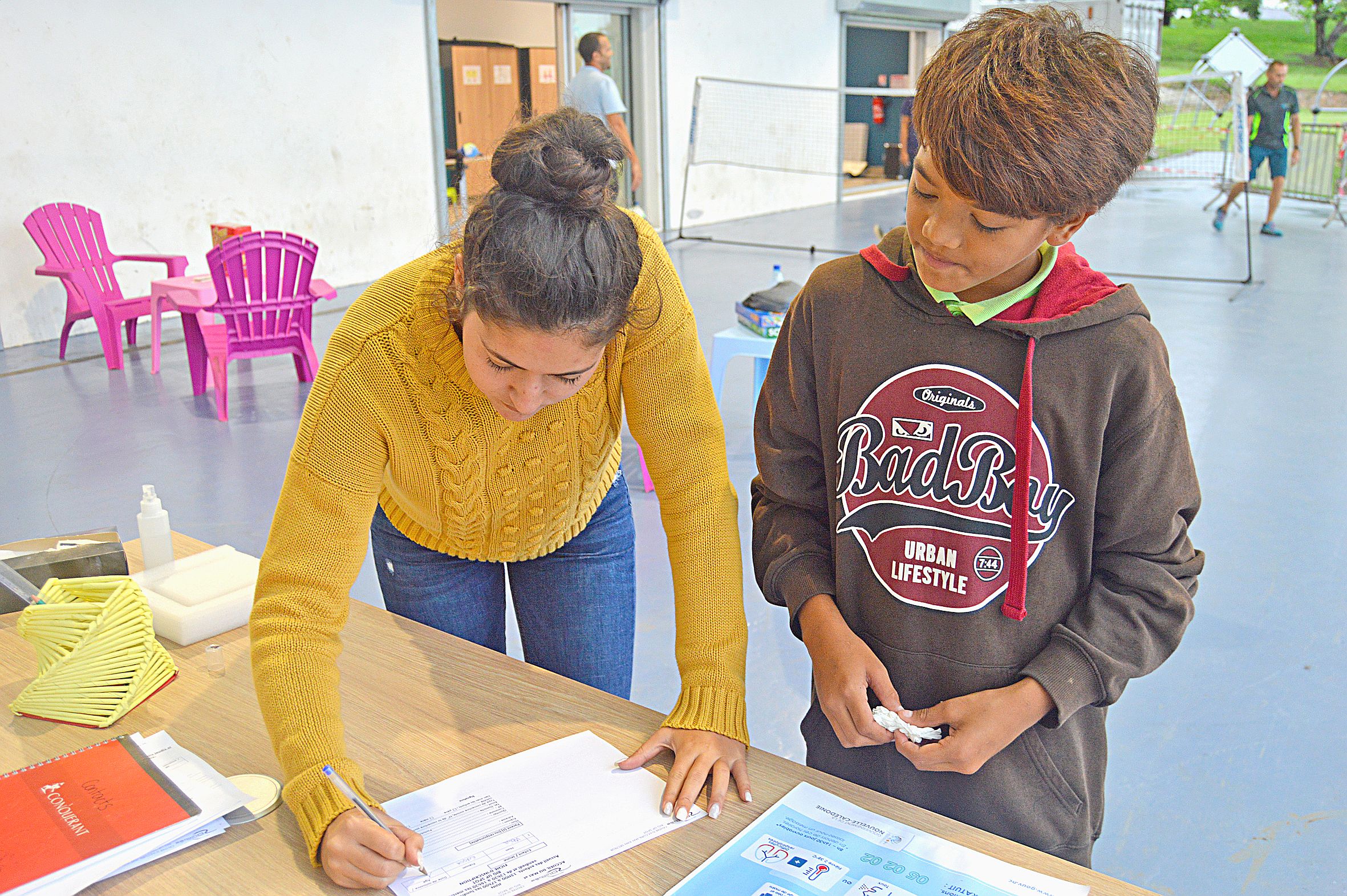 Pour chaque jeune, Leïla Cherkit note le nom, prénom et le numéro de téléphone des parents. Une obligation sanitaire.