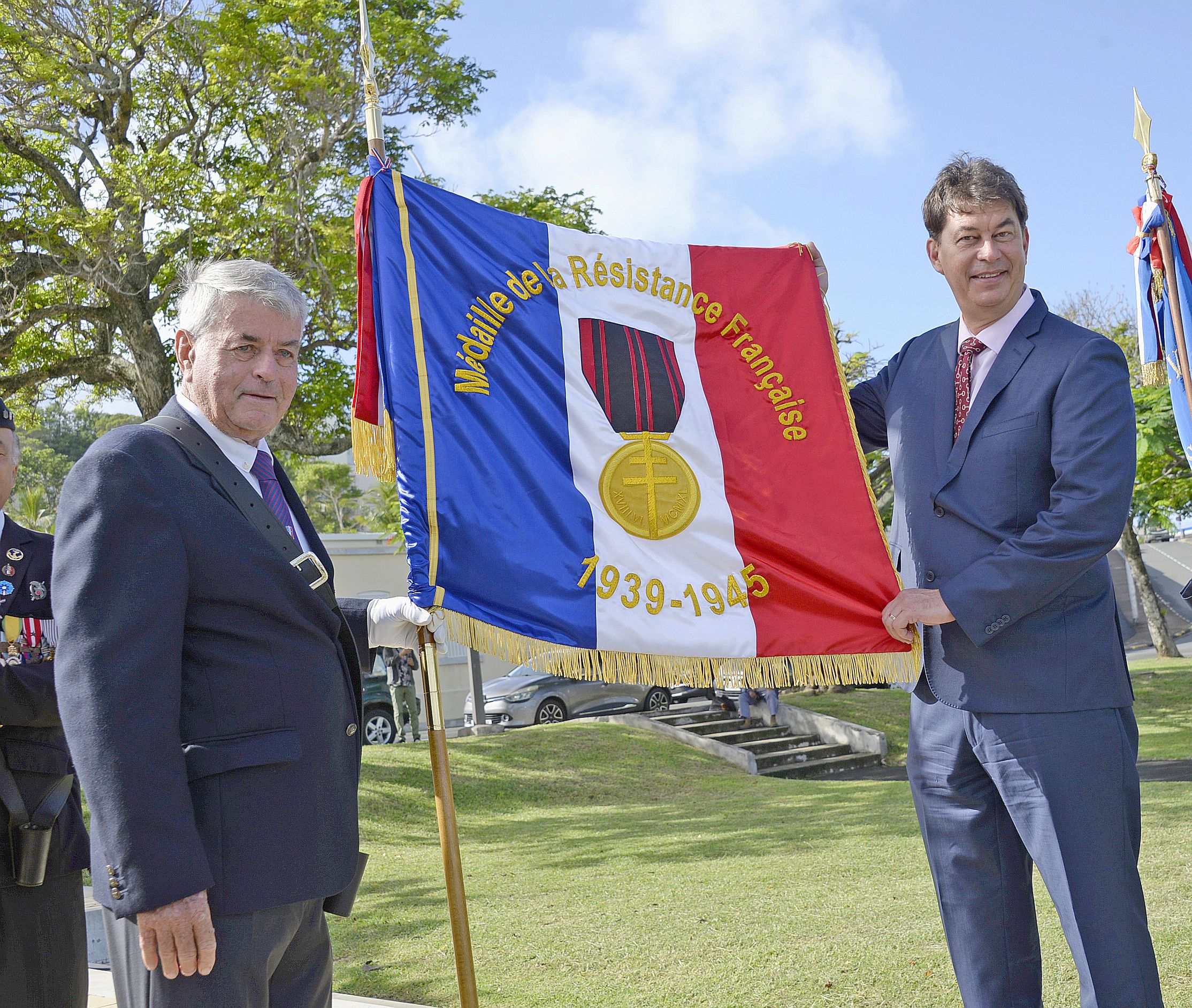 Le porte-drapeau Jean-Michel Porcheron et Thierry Santa, président du gouvernement, ont présenté le drapeau de la Résistance de la Nouvelle-Calédonie. Photo Thierry Perron