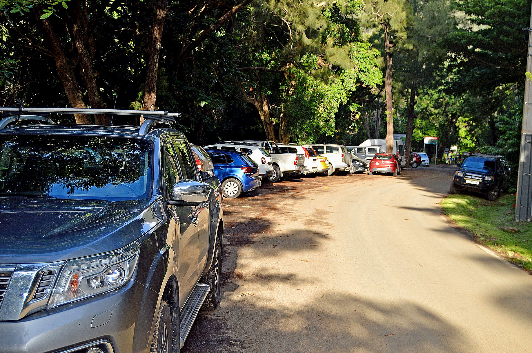Ce n’était pas les chaleurs du mois de janvier, mais déjà le parking  du parc provincial était plein.