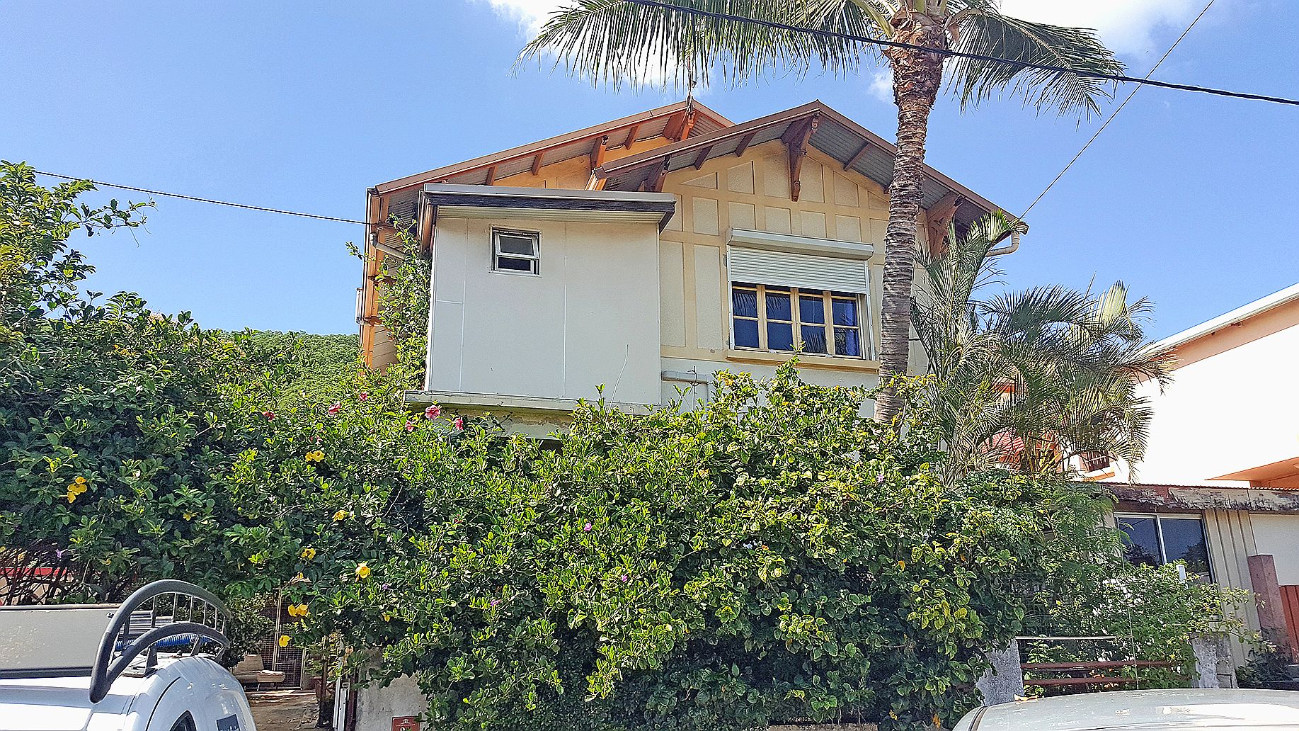 La maison de Monique Legenne fait partie du parcours historique de la Vallée-du-Tir. C’est une des quatre maisons Mary de la rue Dumont-D’Urville. Si trois sont de style Art déco, elle rappelle celles de l’Orphelinat, avec pour caractéristiques architecturales celles du courant néo-basque, notamment de faux colombages en ciment armé.