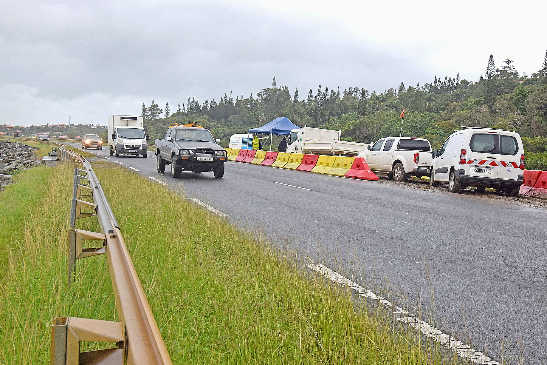 La vitesse de circulation aux abords du chantier est limitée  à 70 km/h, au lieu de 90, afin de protéger les équipes.
