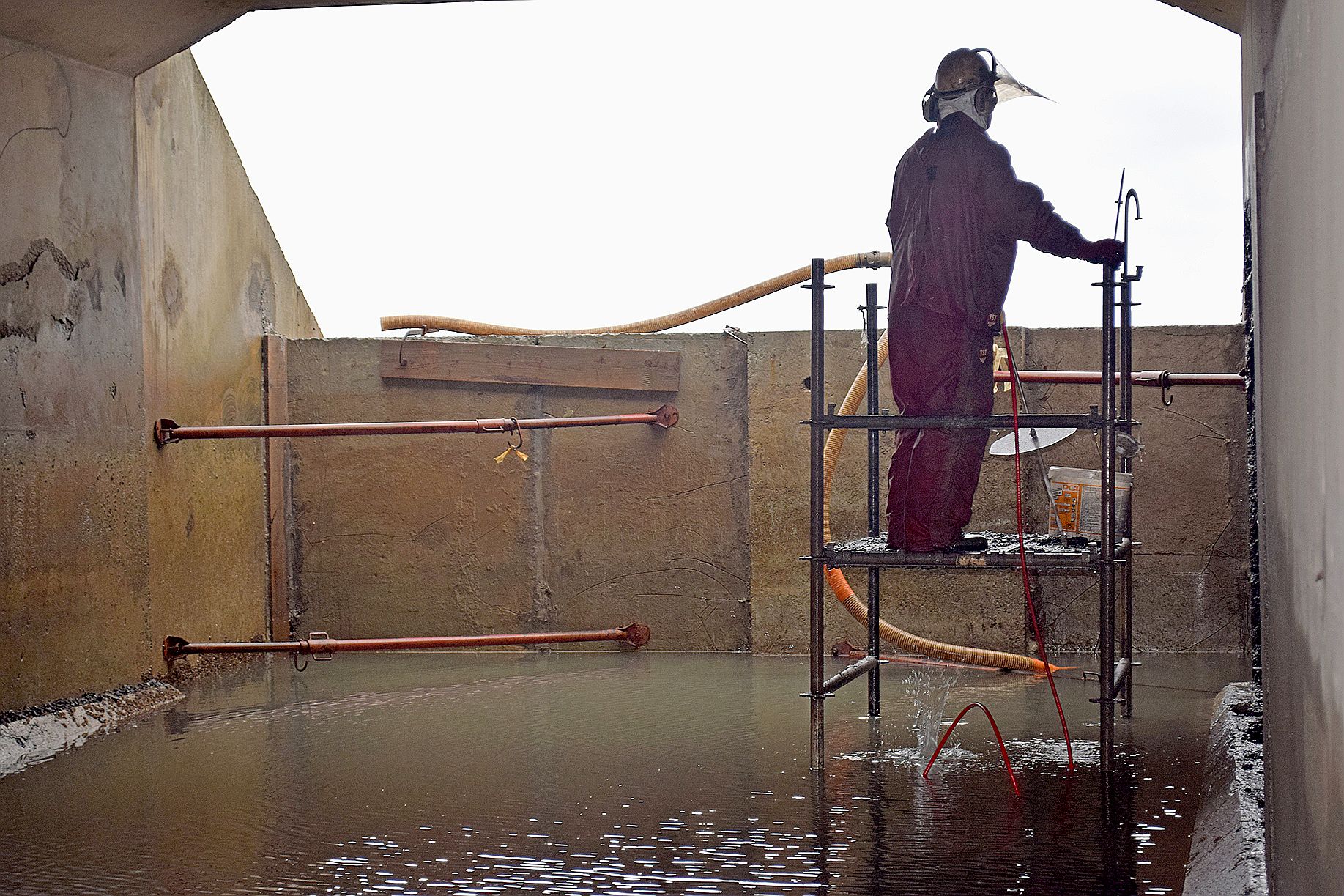 Des batardeaux ont été construits afin d’isoler la structure  du courant marin salé, et ainsi faciliter le travail des ouvriers.