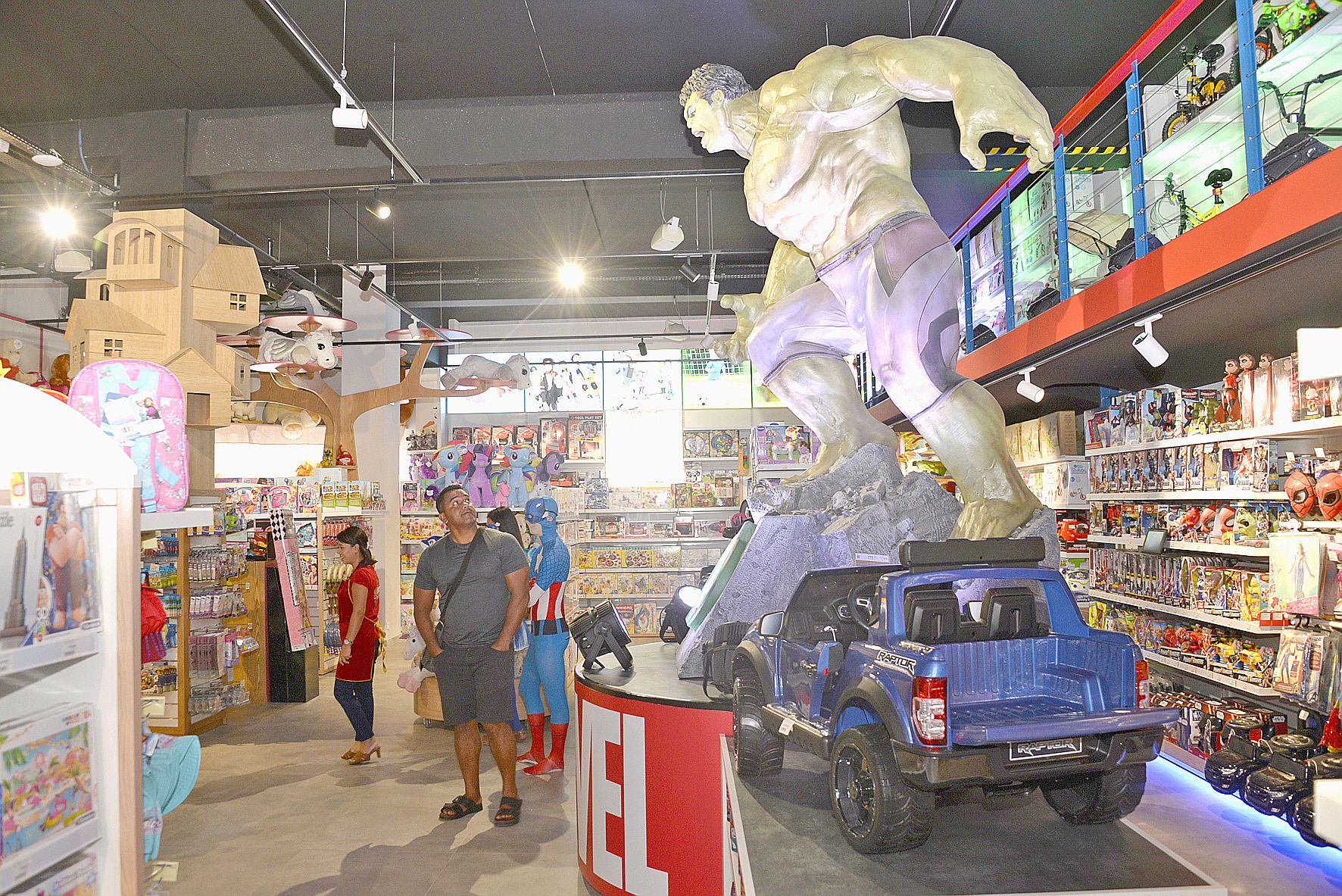 Difficile de le manquer. À l’entrée de l’Atelier du jouet, un Hulk grandeur nature accueille les clients. L’enseigne propose même aux volontaires de se prendre en selfie en compagnie de l’homme vert avant de poster le cliché sur internet. Le meilleur remp